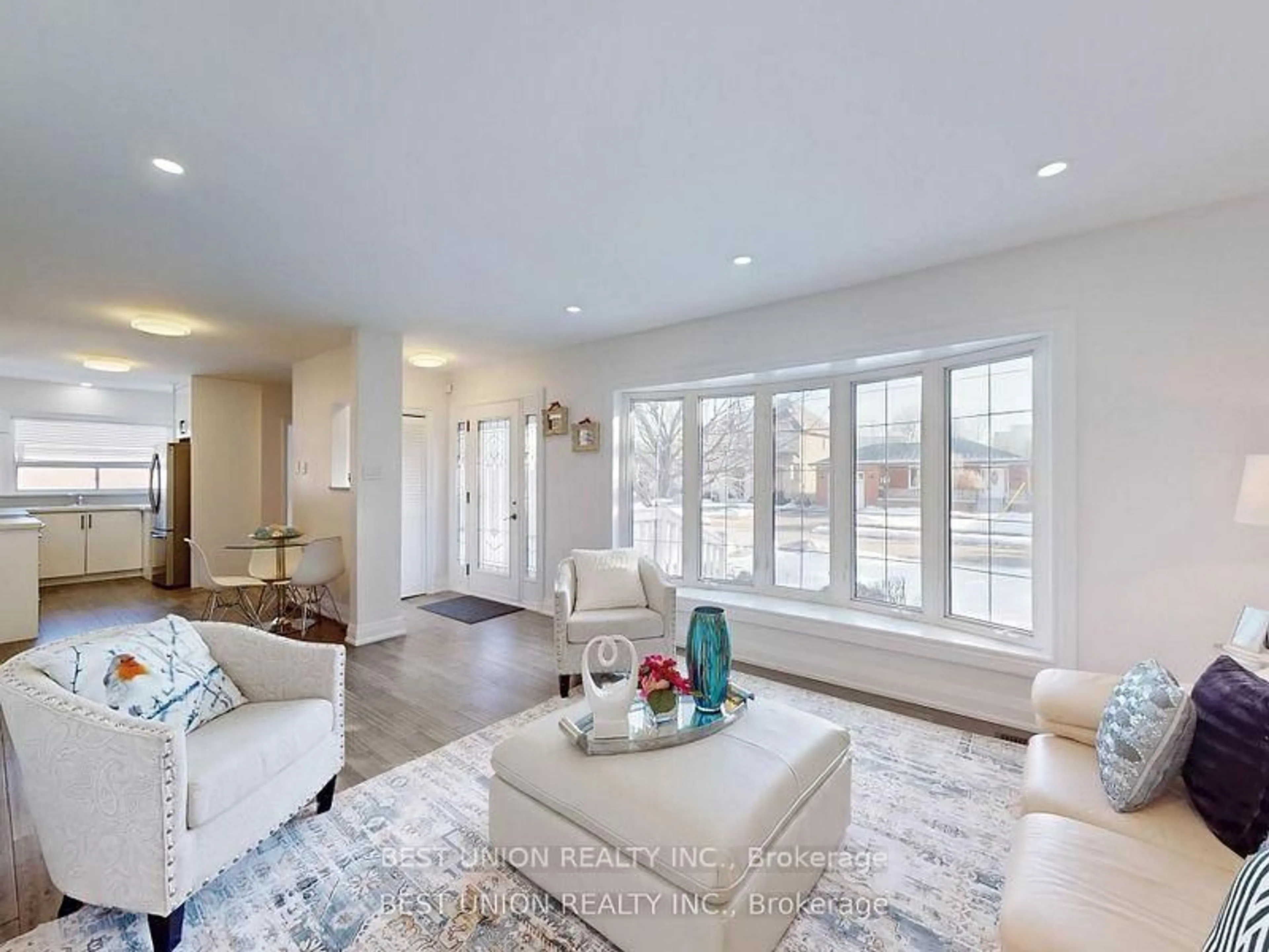 Living room with furniture, unknown for 184 Lawrence Ave, Richmond Hill Ontario L4C 1Z5