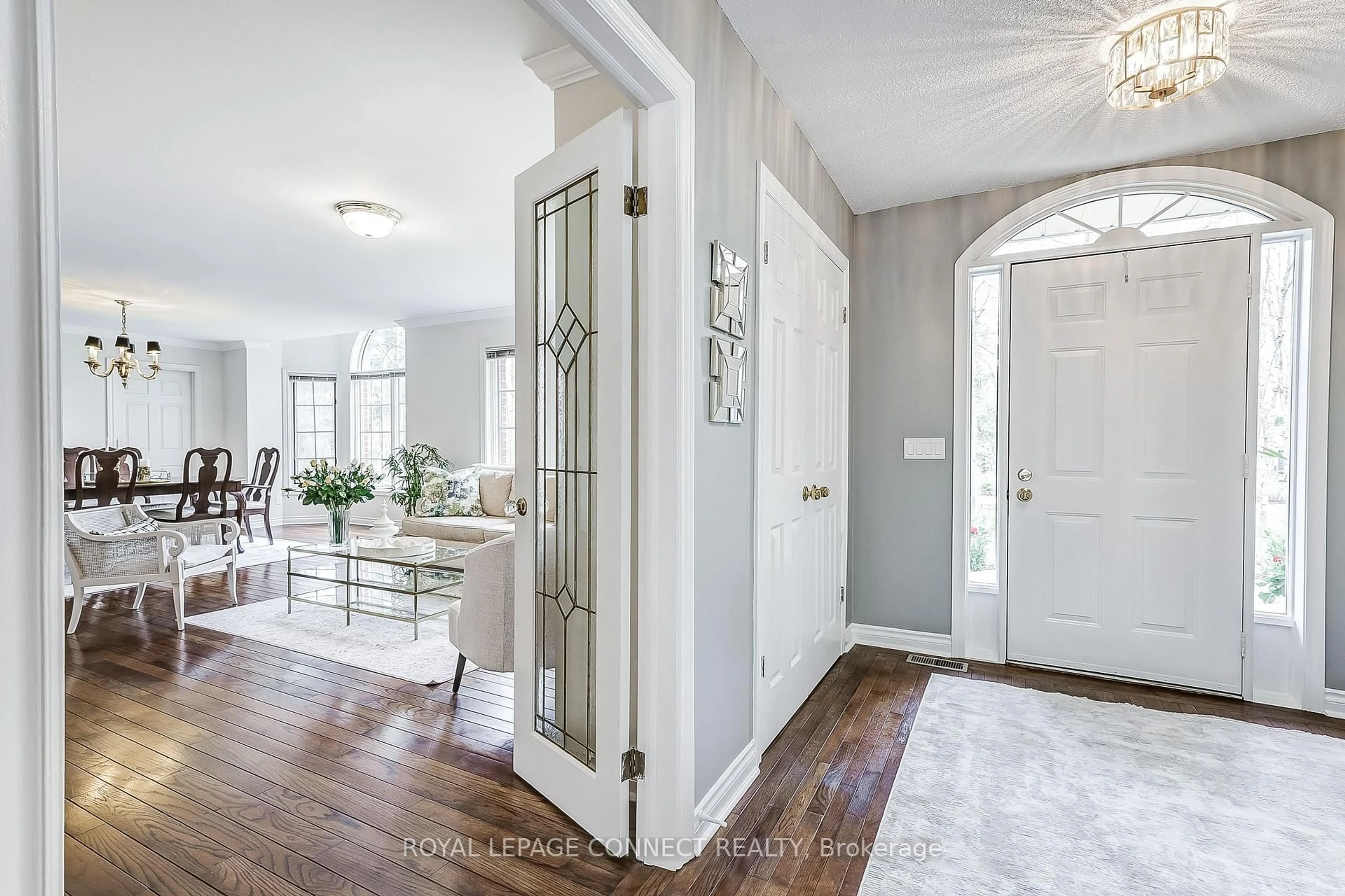 Indoor entryway for 5 Forest Tr, Whitchurch-Stouffville Ontario L4A 2E6