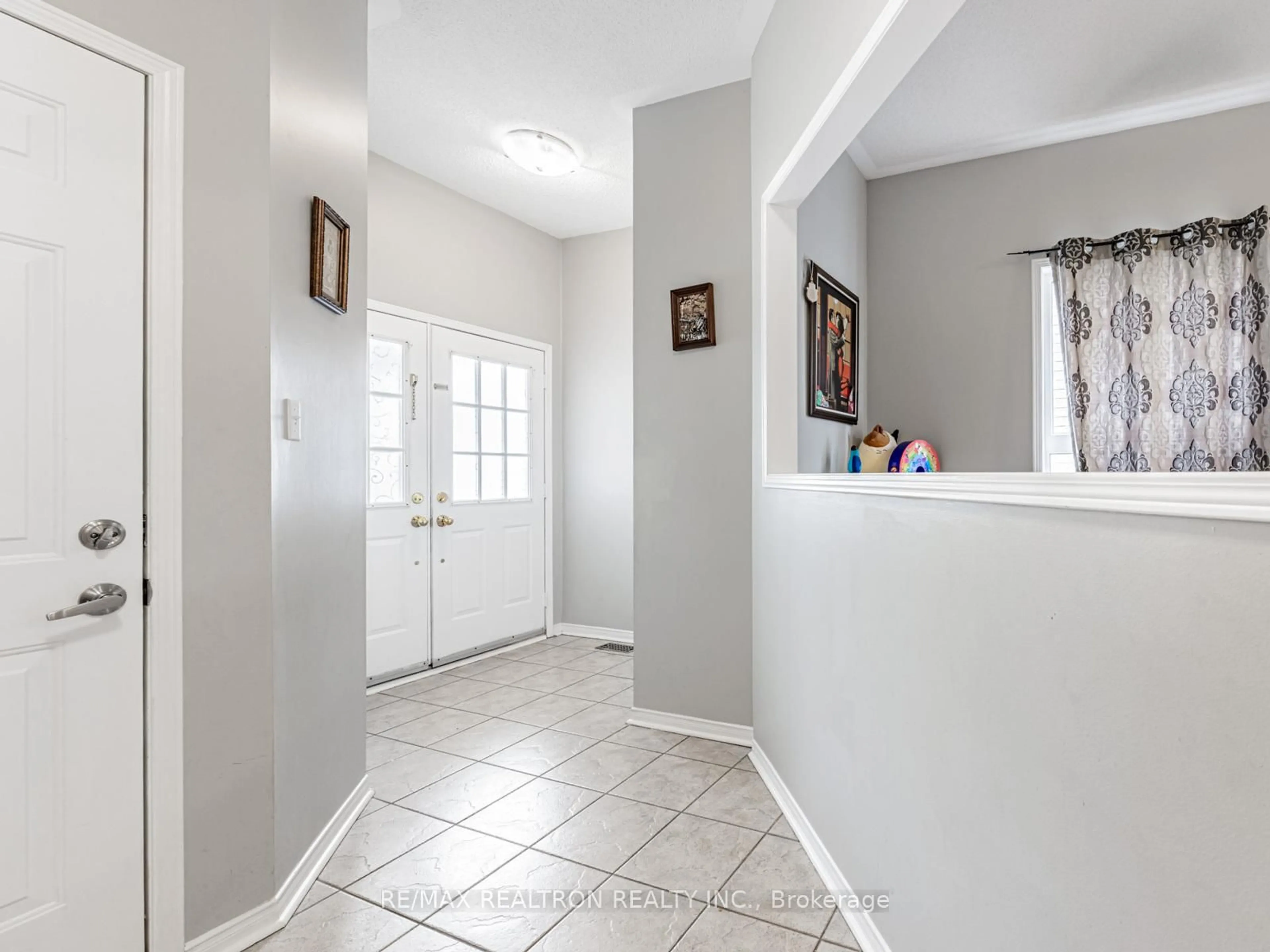 Indoor entryway for 27 Tuscana Blvd, Vaughan Ontario L4K 5J2