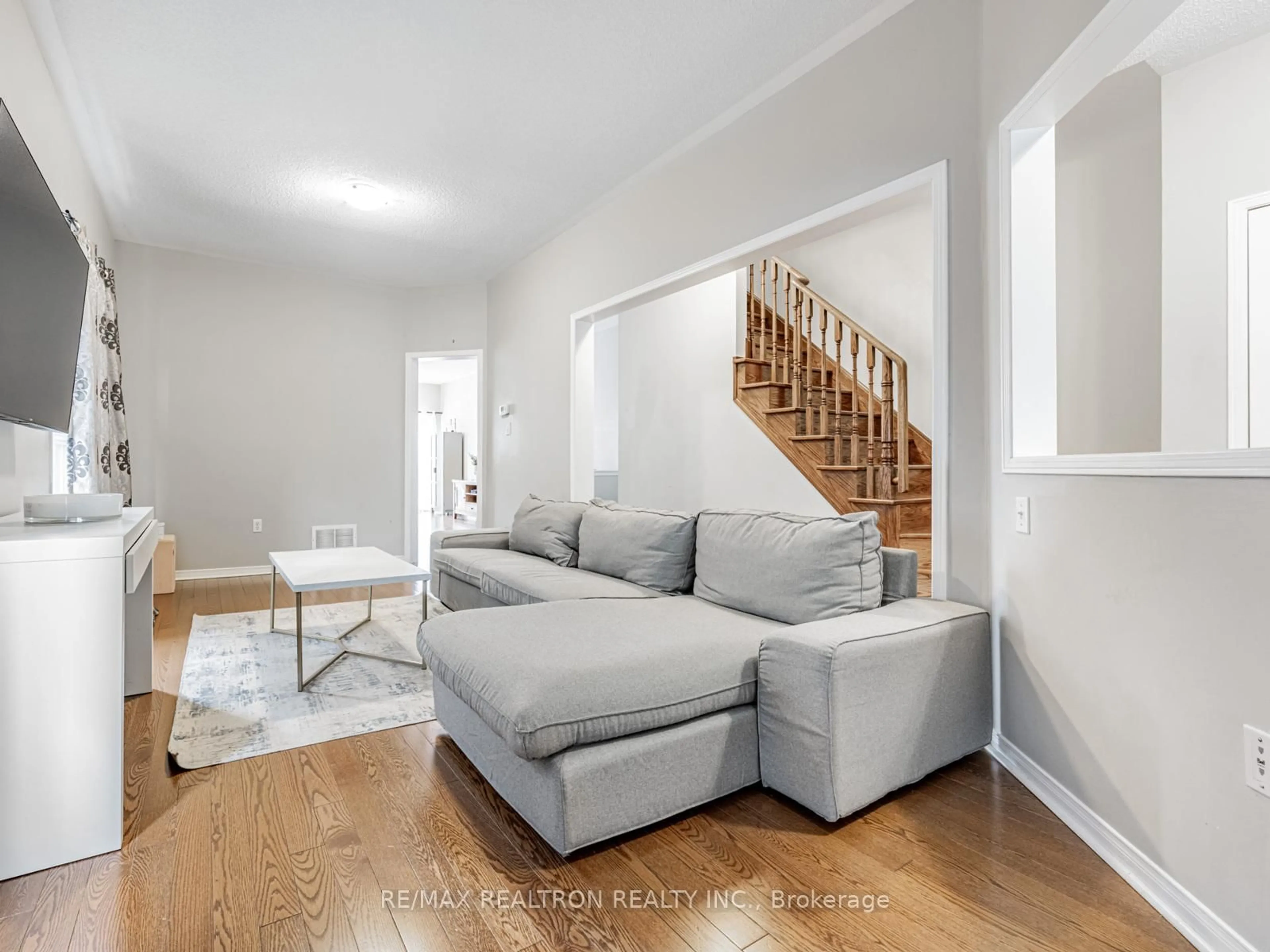 Living room with furniture, unknown for 27 Tuscana Blvd, Vaughan Ontario L4K 5J2