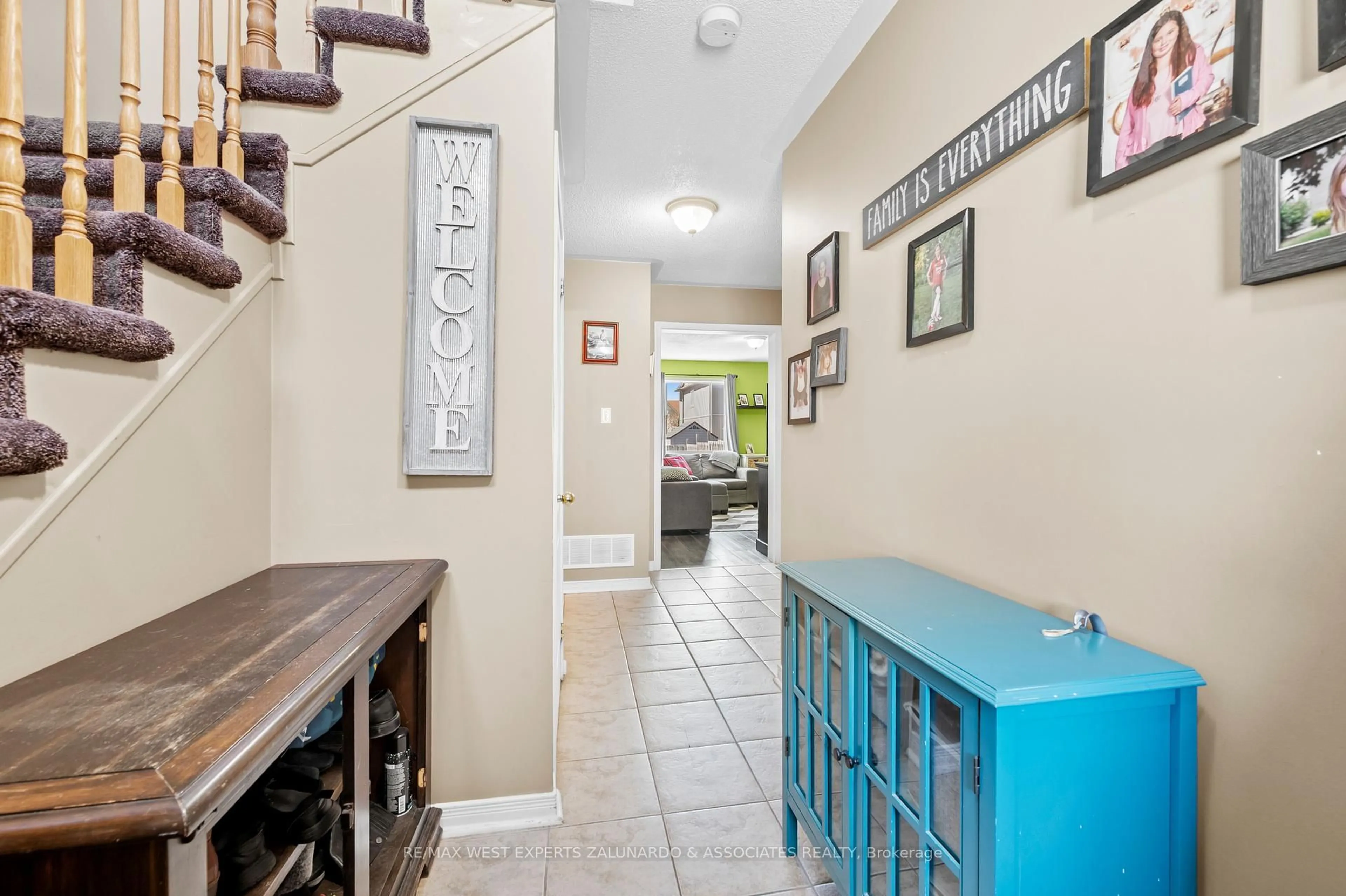 Indoor entryway for 156 Stonemount Cres, Essa Ontario L0M 1B4
