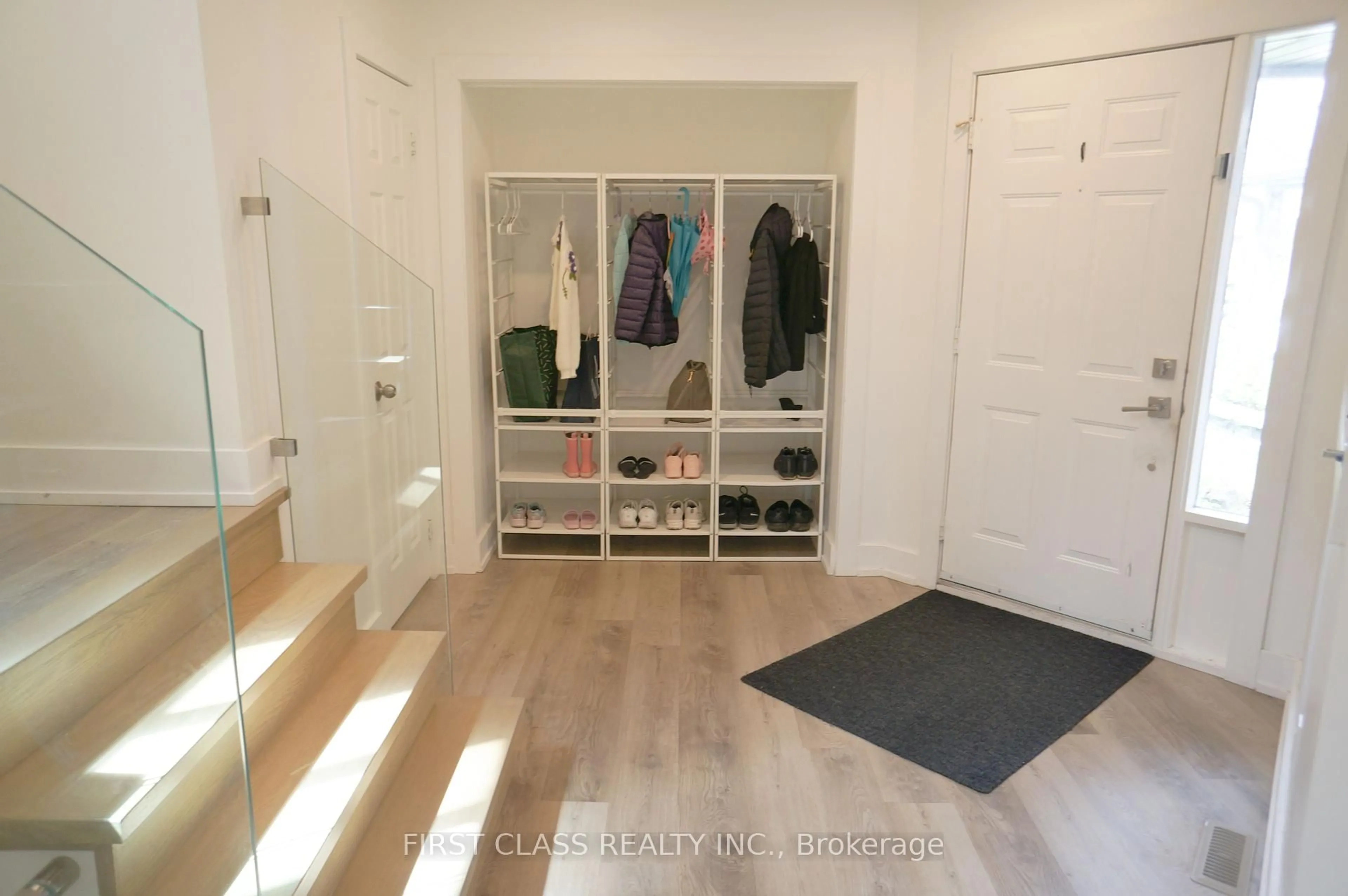 Indoor entryway for 31 Elmpark Crt, Richmond Hill Ontario L4C 9T8