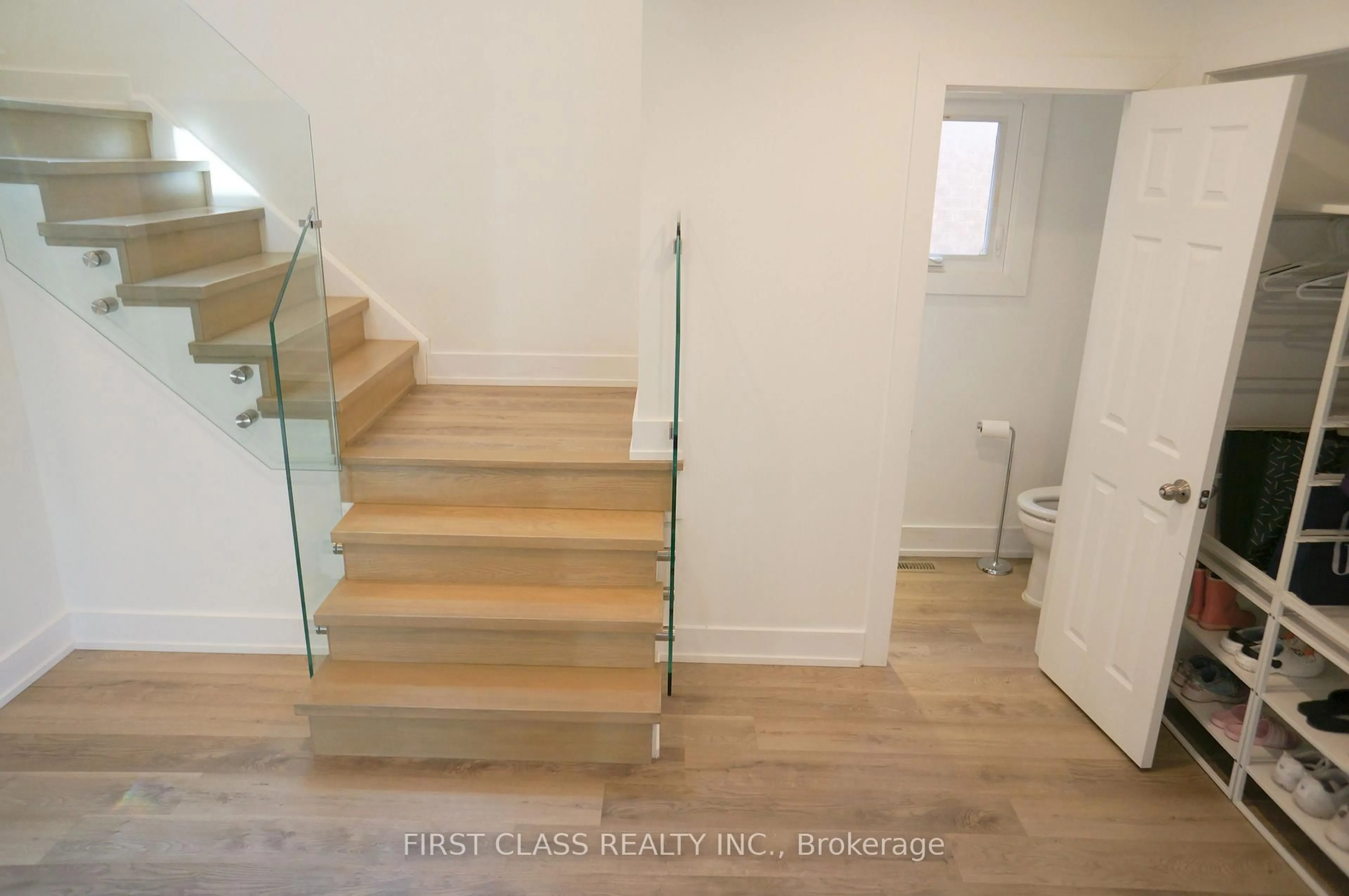 Stairs for 31 Elmpark Crt, Richmond Hill Ontario L4C 9T8
