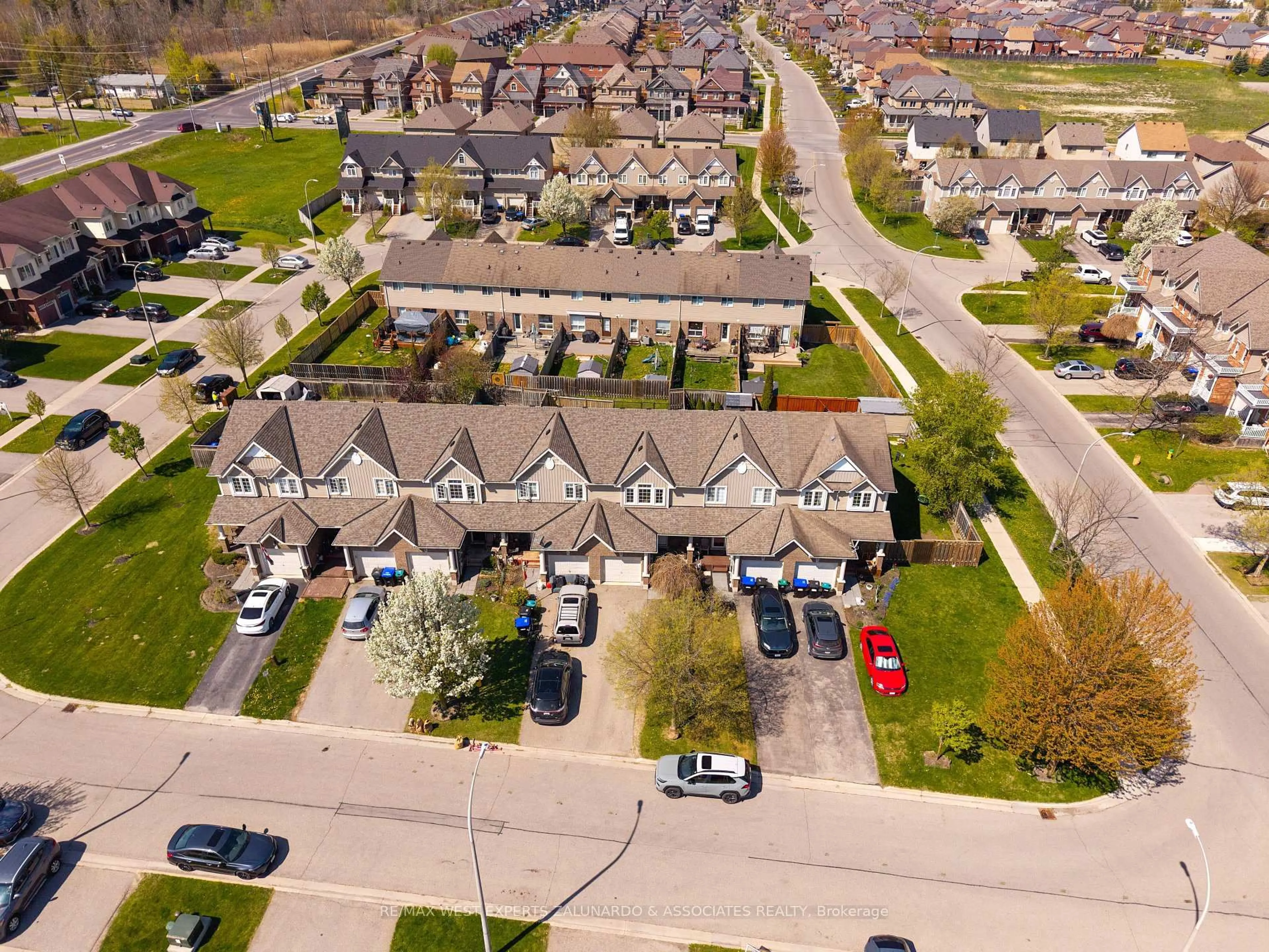 A pic from outside/outdoor area/front of a property/back of a property/a pic from drone, street for 70 Ruthven Cres, New Tecumseth Ontario L9R 0A7