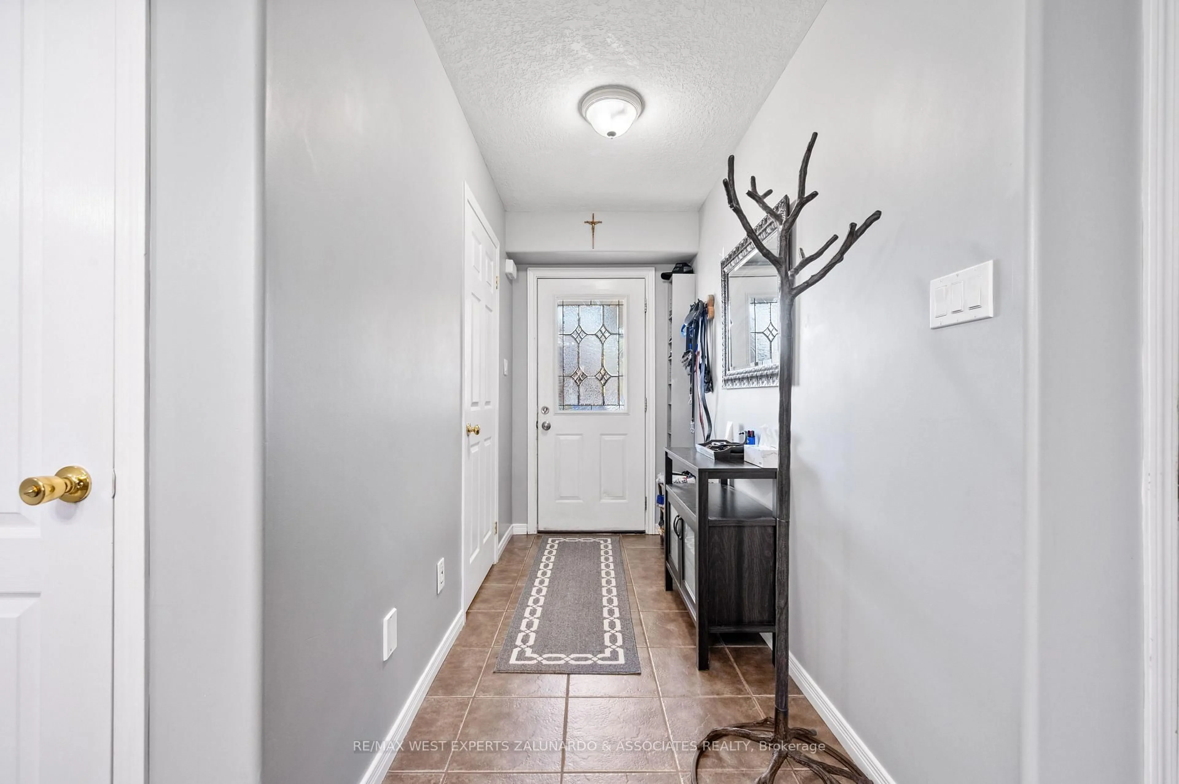 Indoor entryway for 70 Ruthven Cres, New Tecumseth Ontario L9R 0A7