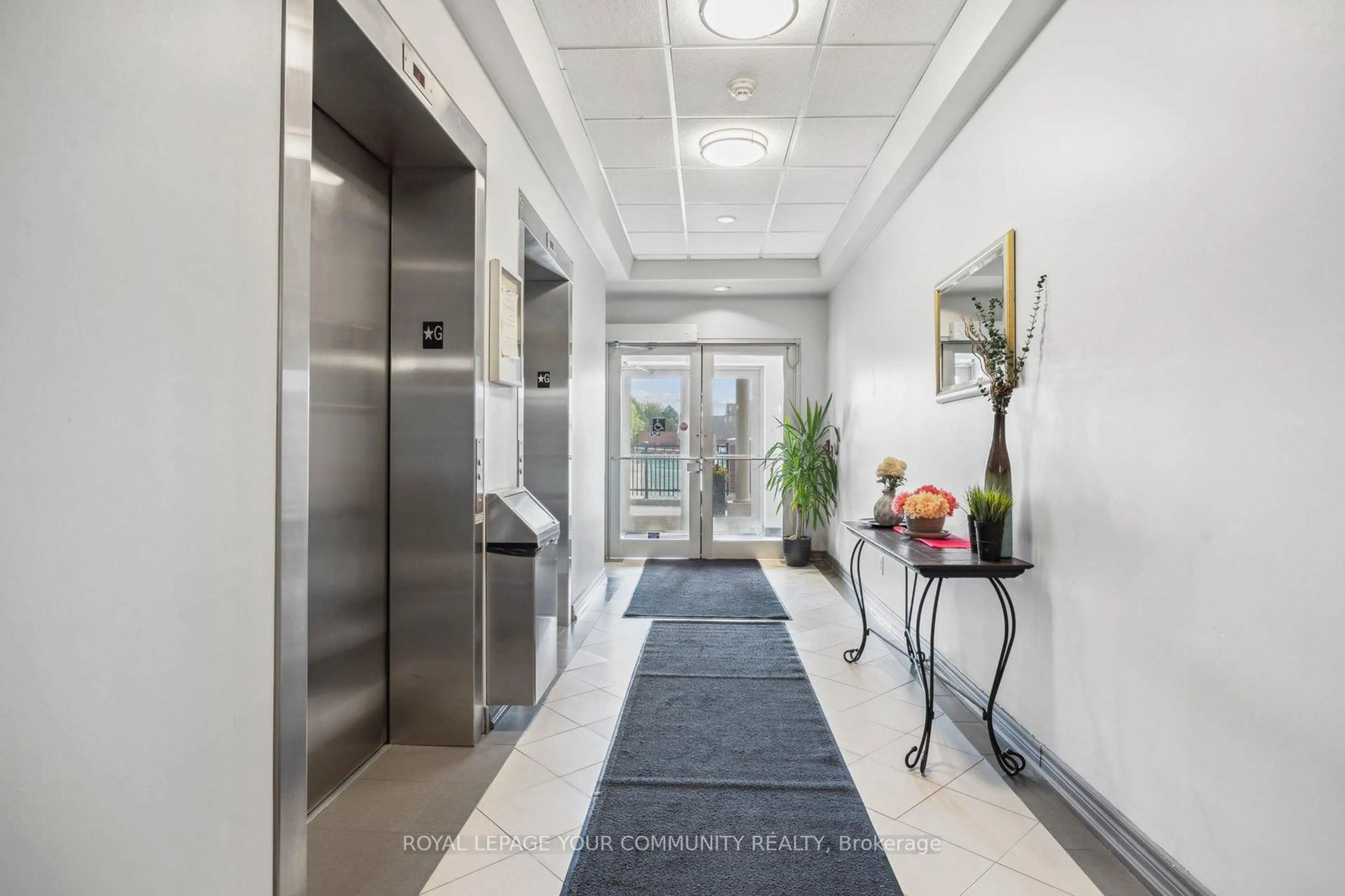 Indoor foyer for 9973 Keele St #107, Vaughan Ontario L6A 3Y5