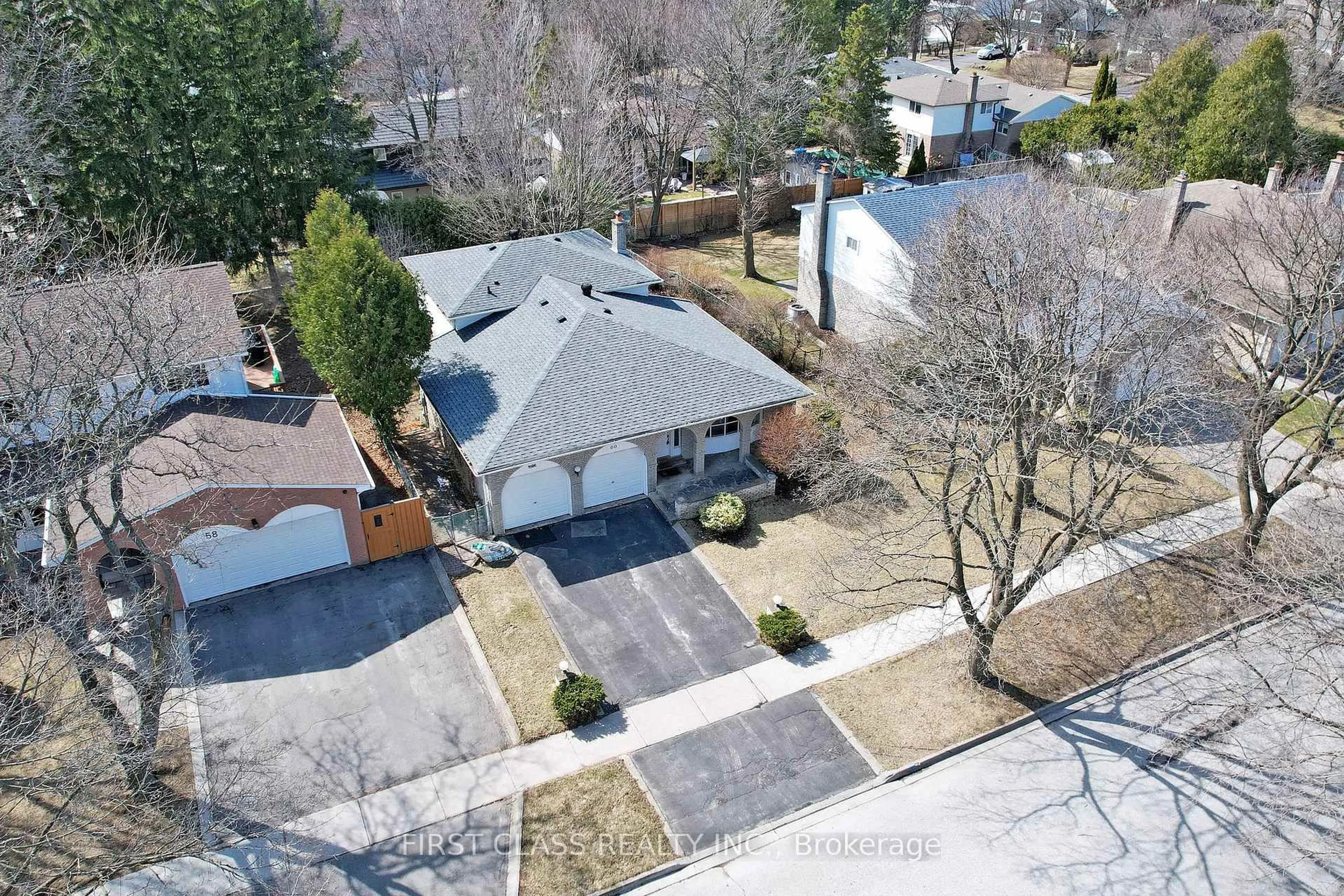 A pic from outside/outdoor area/front of a property/back of a property/a pic from drone, street for 60 Dawn Hill Tr, Markham Ontario L3T 3B2