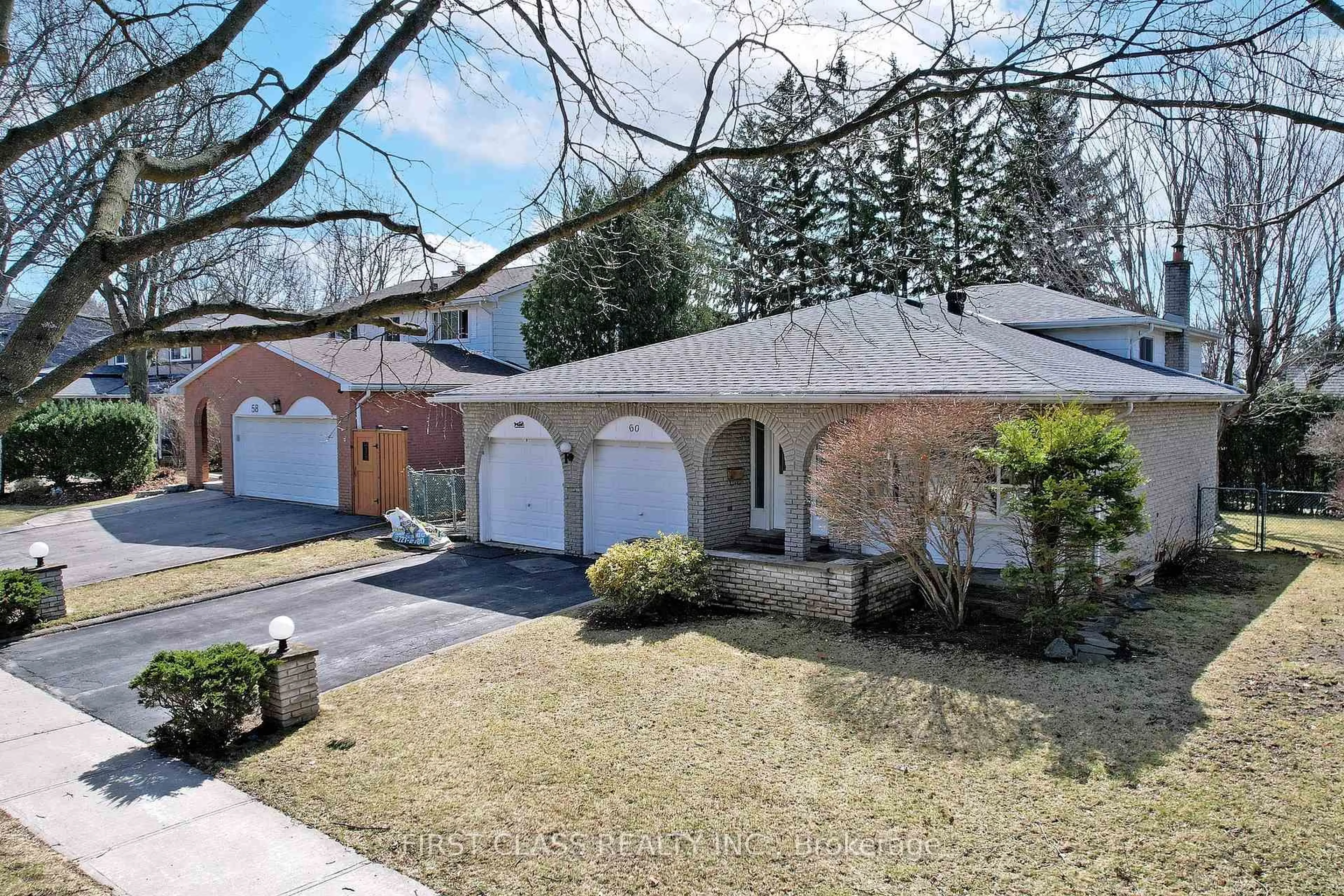 A pic from outside/outdoor area/front of a property/back of a property/a pic from drone, street for 60 Dawn Hill Tr, Markham Ontario L3T 3B2