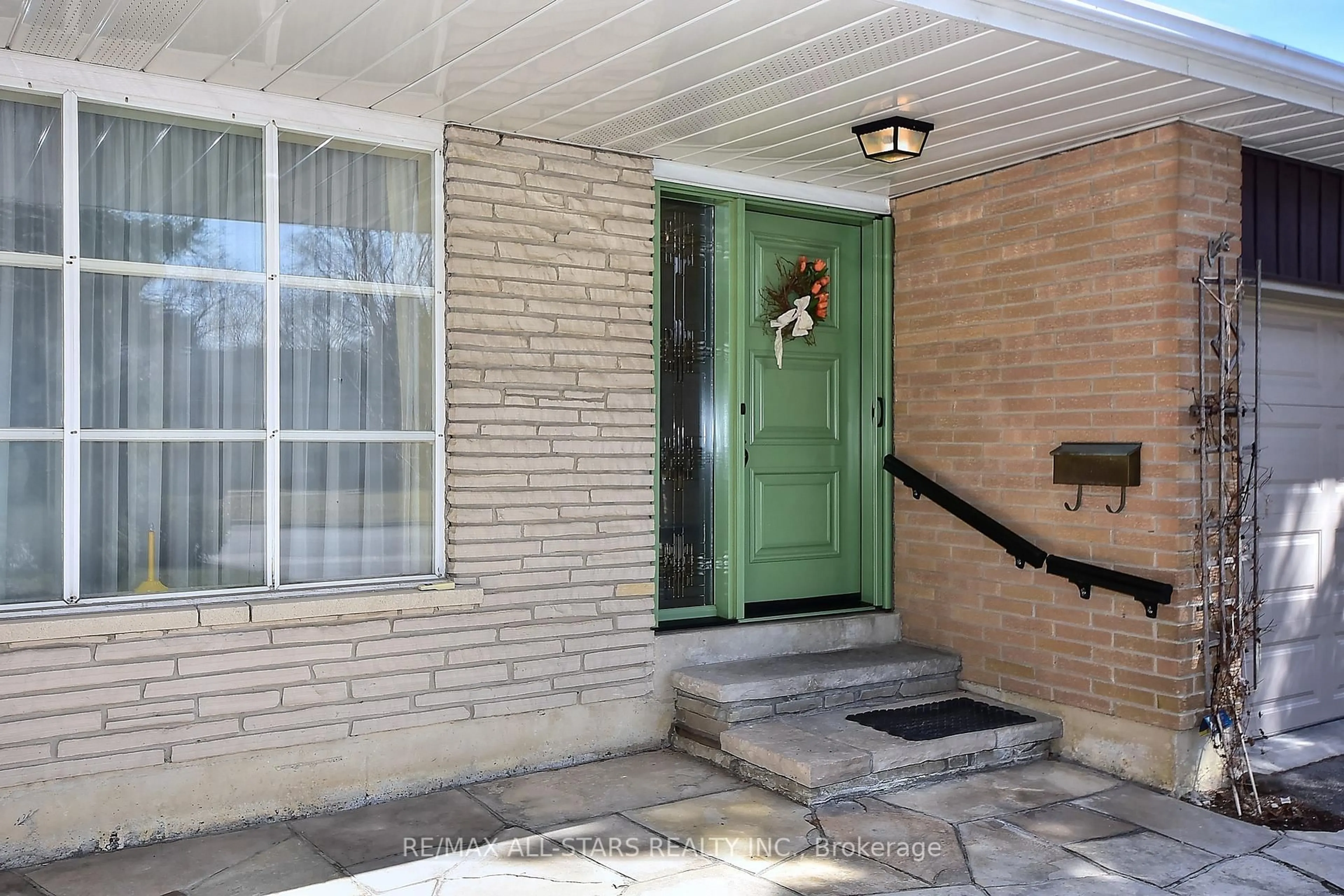 Indoor entryway for 125 Fred Varley Dr, Markham Ontario L3R 1T1