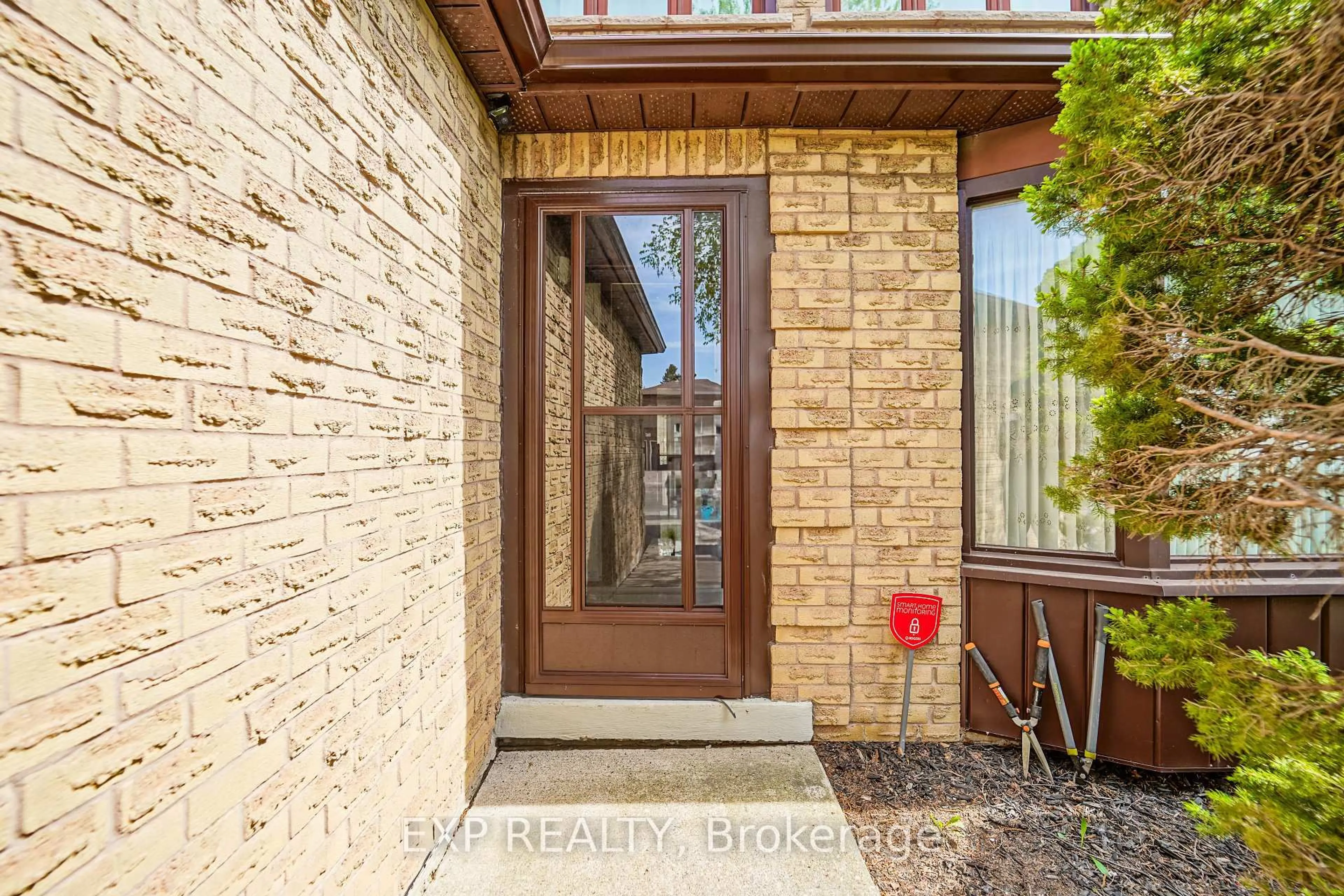 Indoor entryway for 173 Highglen Ave, Markham Ontario L3S 1X5