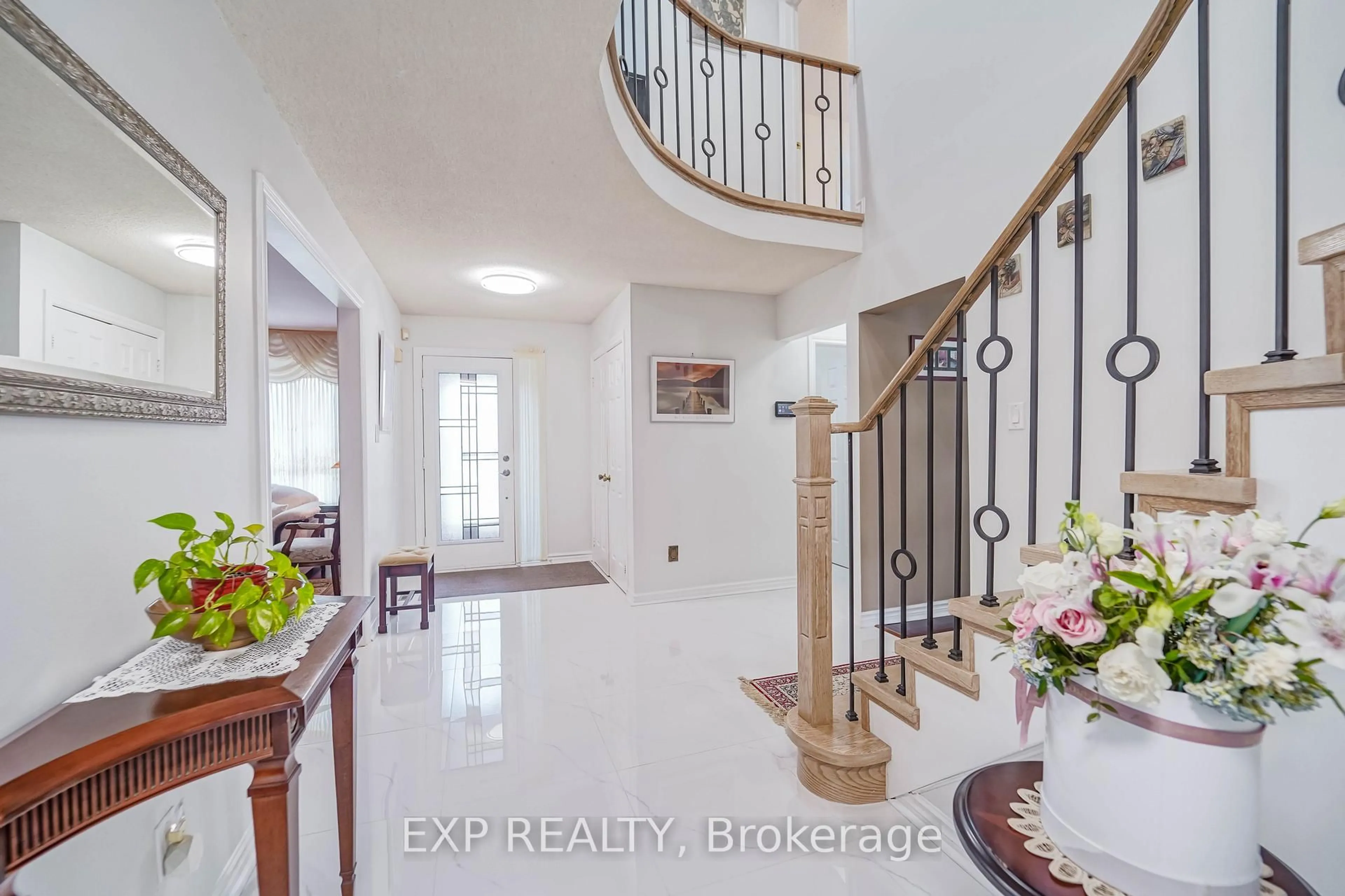 Indoor entryway for 173 Highglen Ave, Markham Ontario L3S 1X5