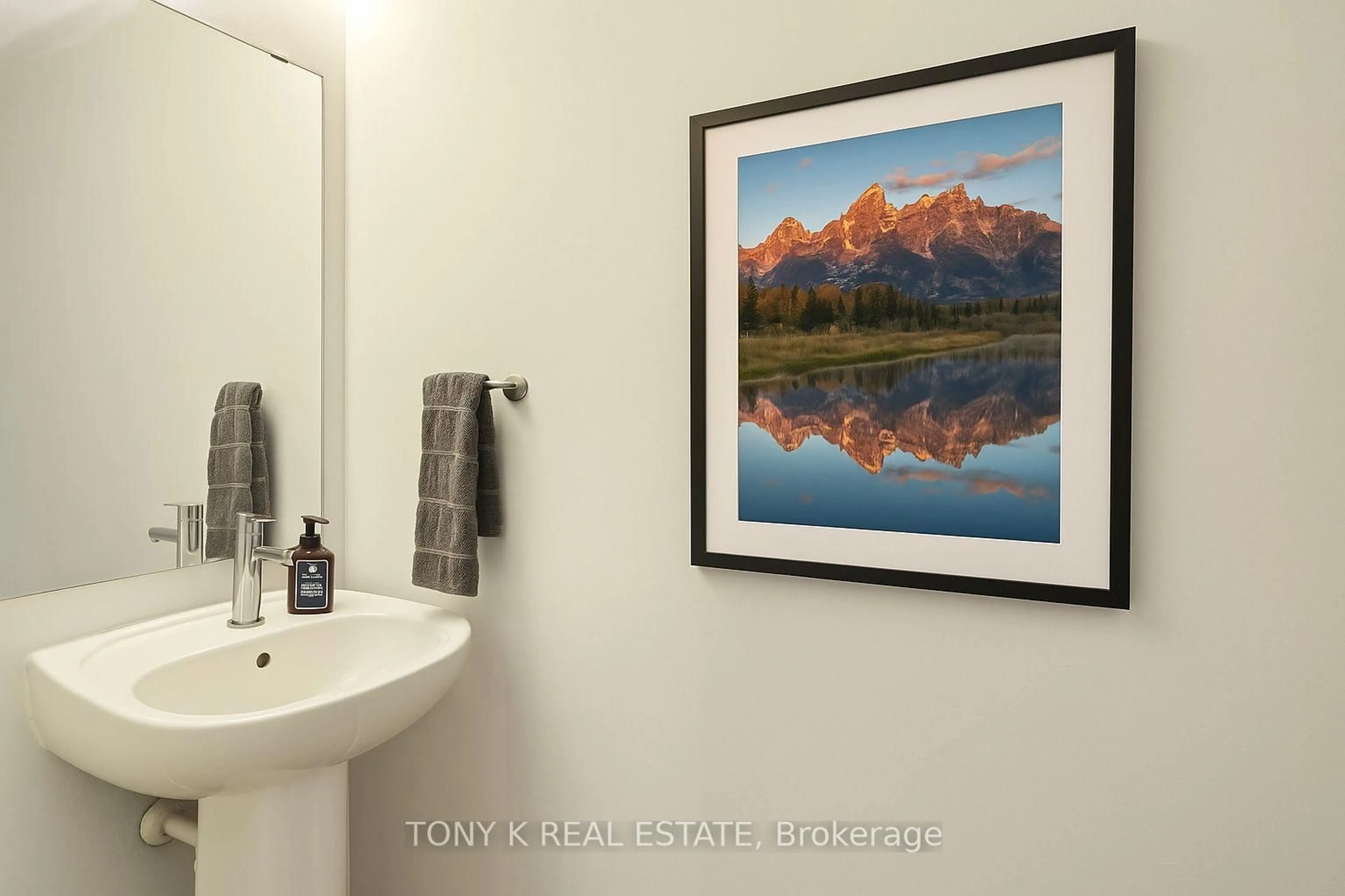 Standard bathroom, ceramic/tile floor for 9560 Islington Ave #U212, Vaughan Ontario L4H 4Z5