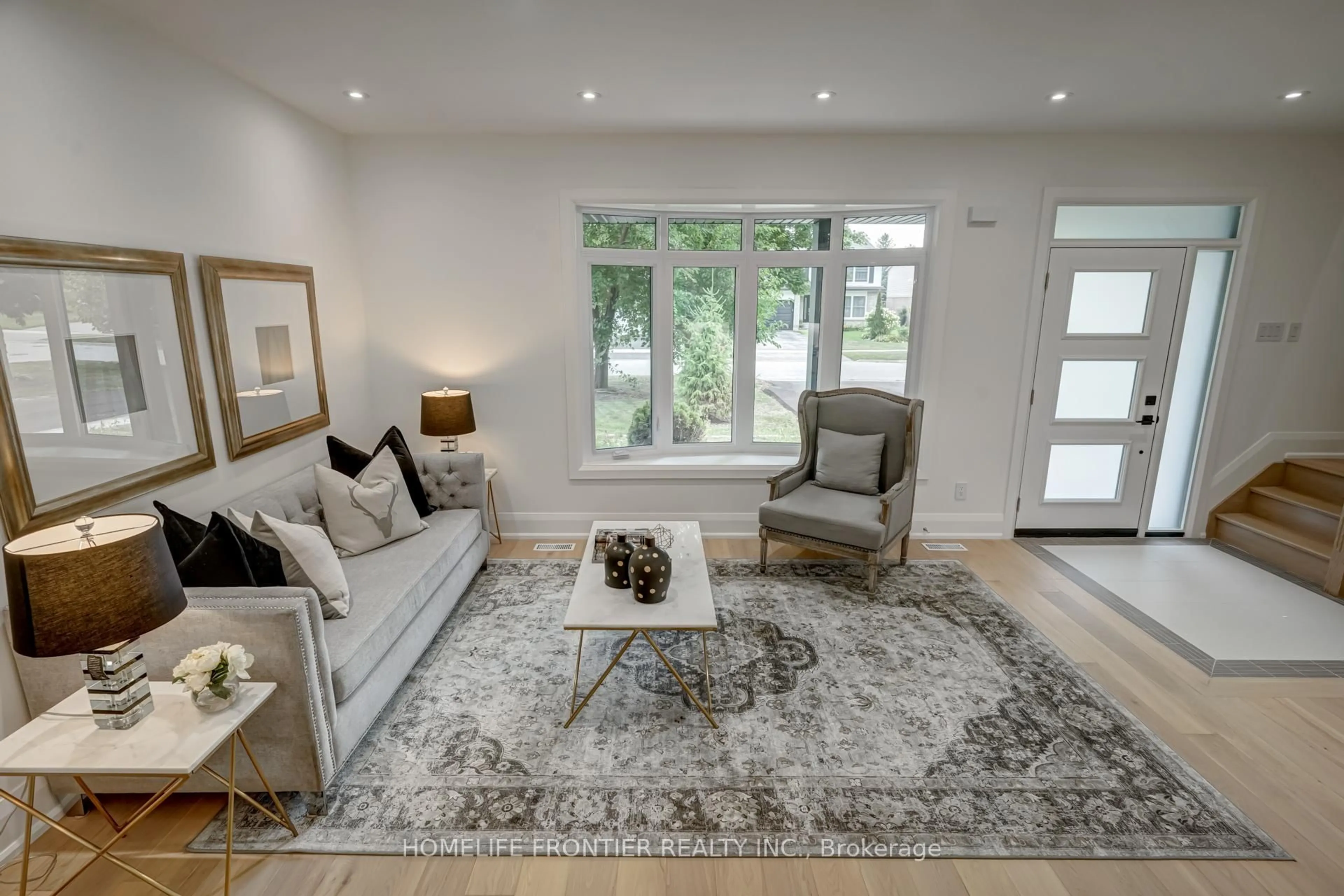 Living room with furniture, unknown for 68 Shannon Rd, East Gwillimbury Ontario L0G 1M0