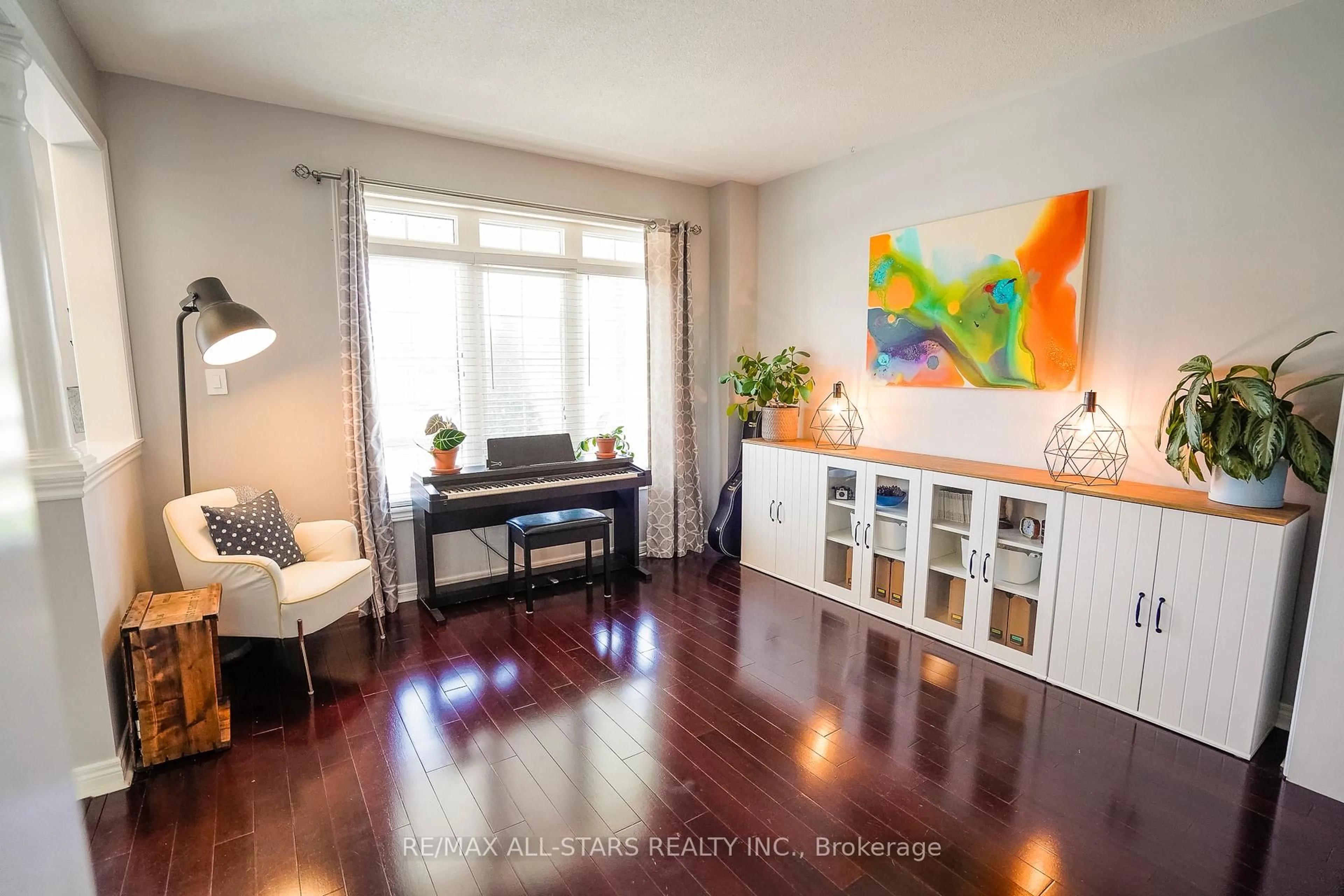 Living room with furniture, wood/laminate floor for 3 Furlan Crt, Uxbridge Ontario L9P 1Z8