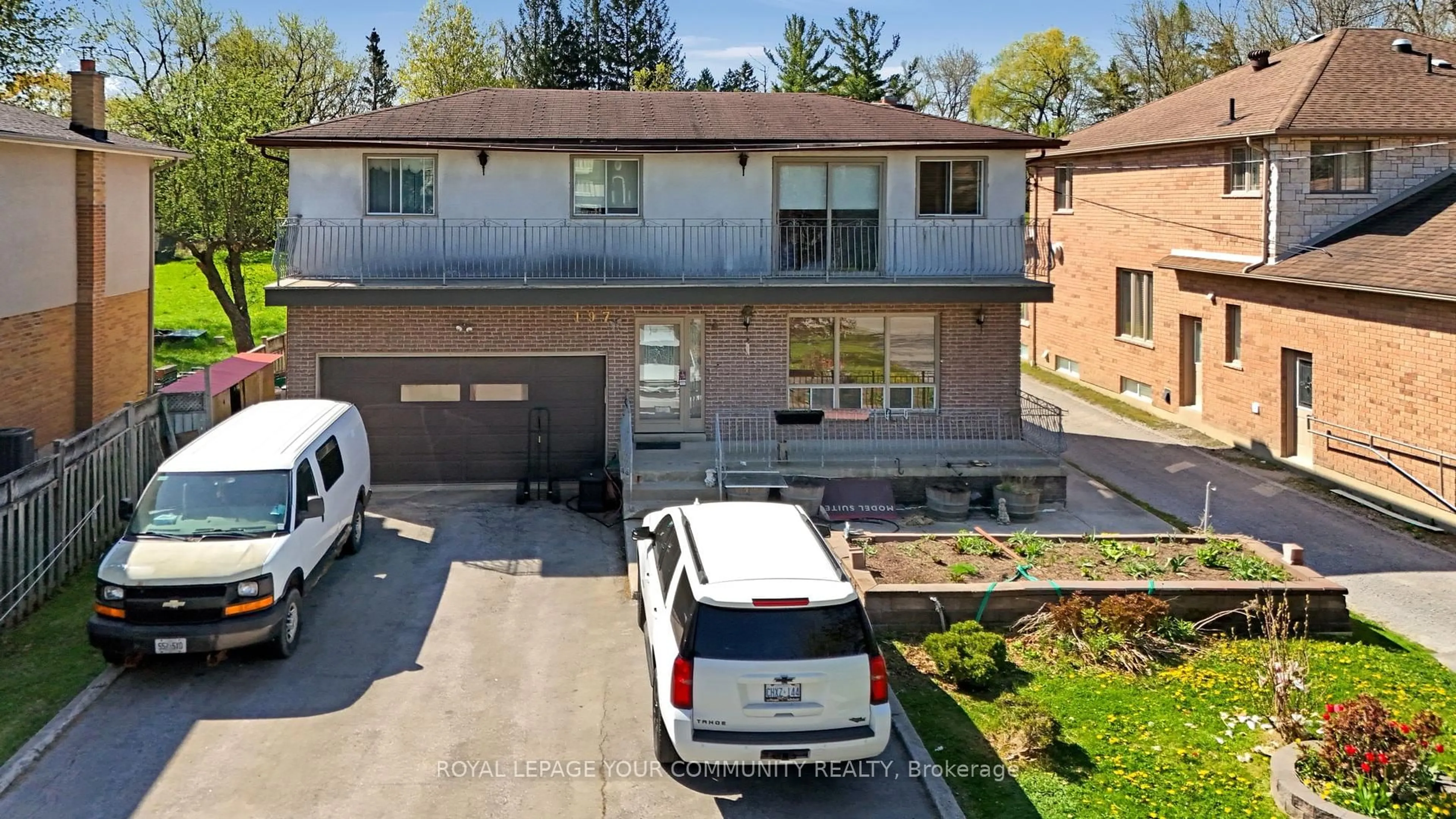 A pic from outside/outdoor area/front of a property/back of a property/a pic from drone, street for 197 Douglas Rd, Richmond Hill Ontario L4E 3H5