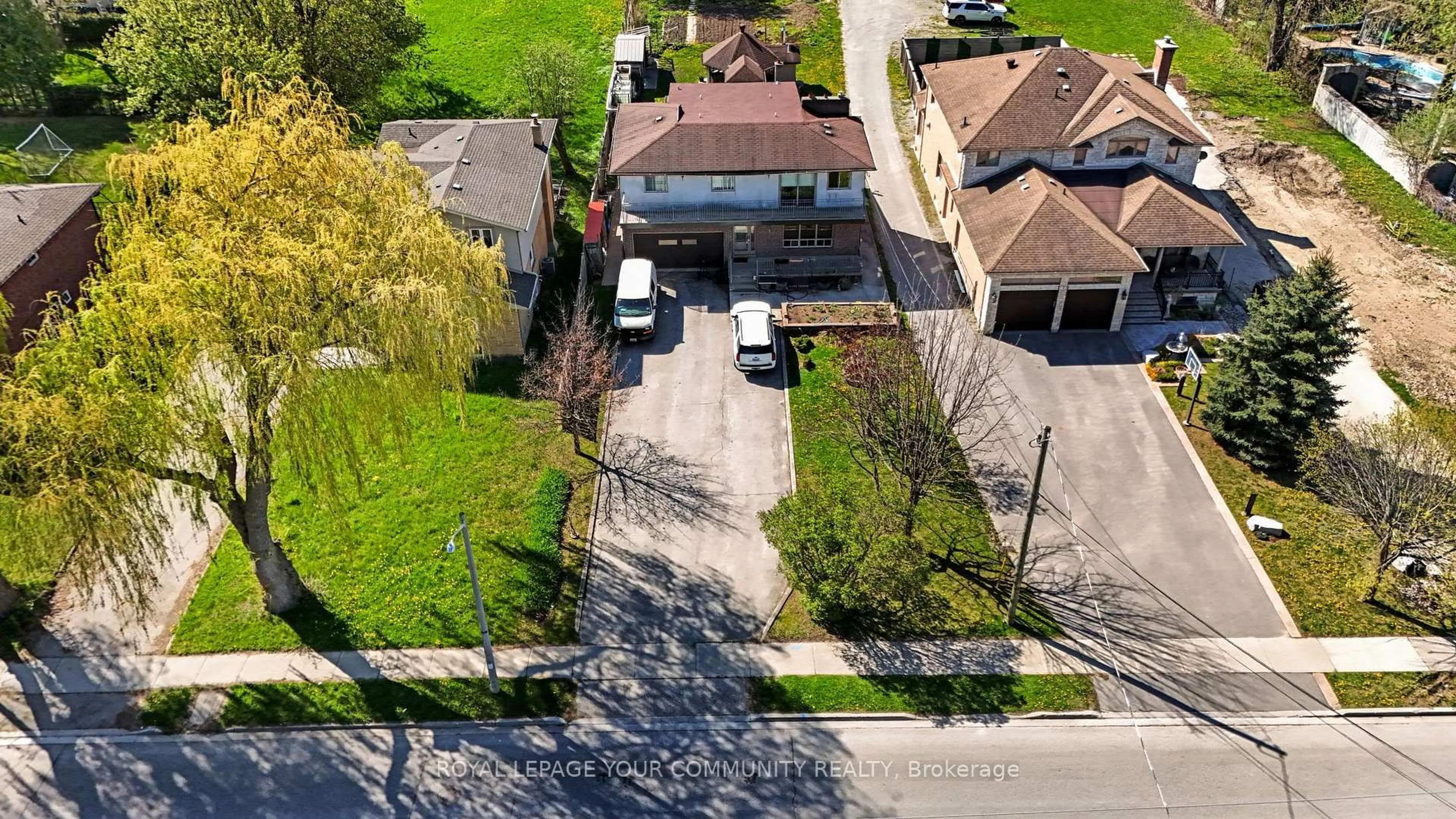 A pic from outside/outdoor area/front of a property/back of a property/a pic from drone, street for 197 Douglas Rd, Richmond Hill Ontario L4E 3H5