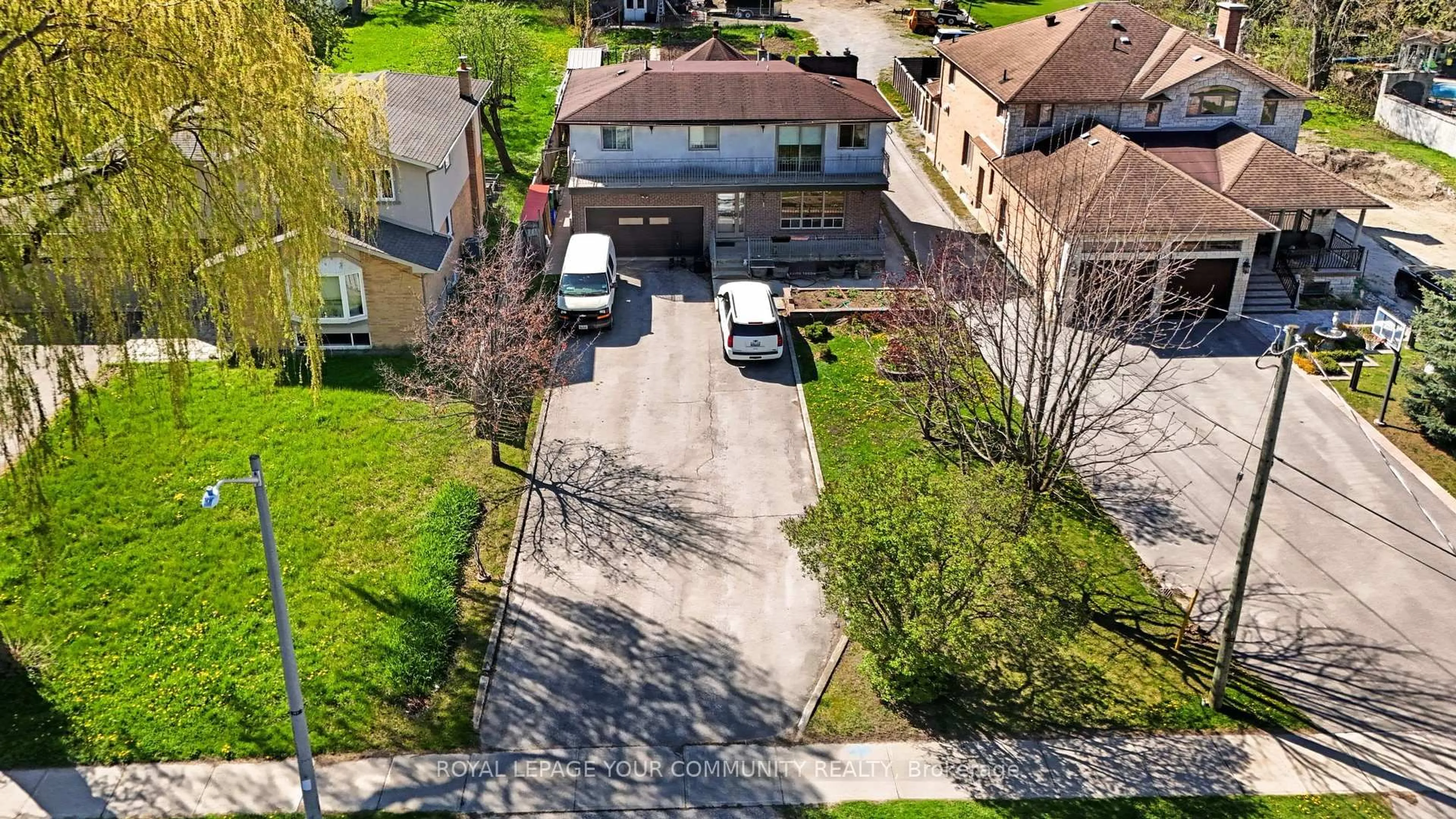 A pic from outside/outdoor area/front of a property/back of a property/a pic from drone, street for 197 Douglas Rd, Richmond Hill Ontario L4E 3H5