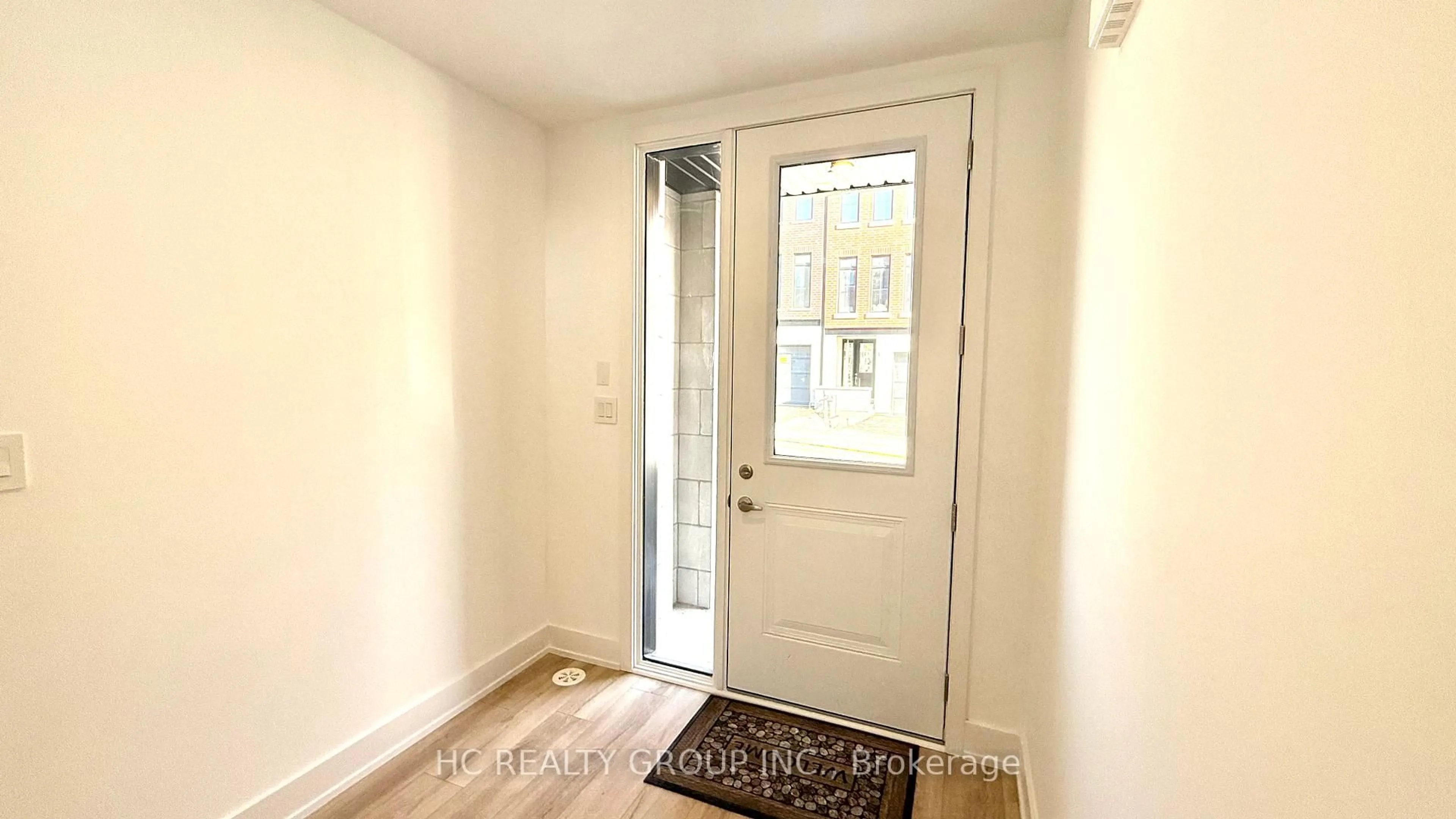 Indoor entryway for 6 Chestnut Crt, Aurora Ontario L4G 4A4