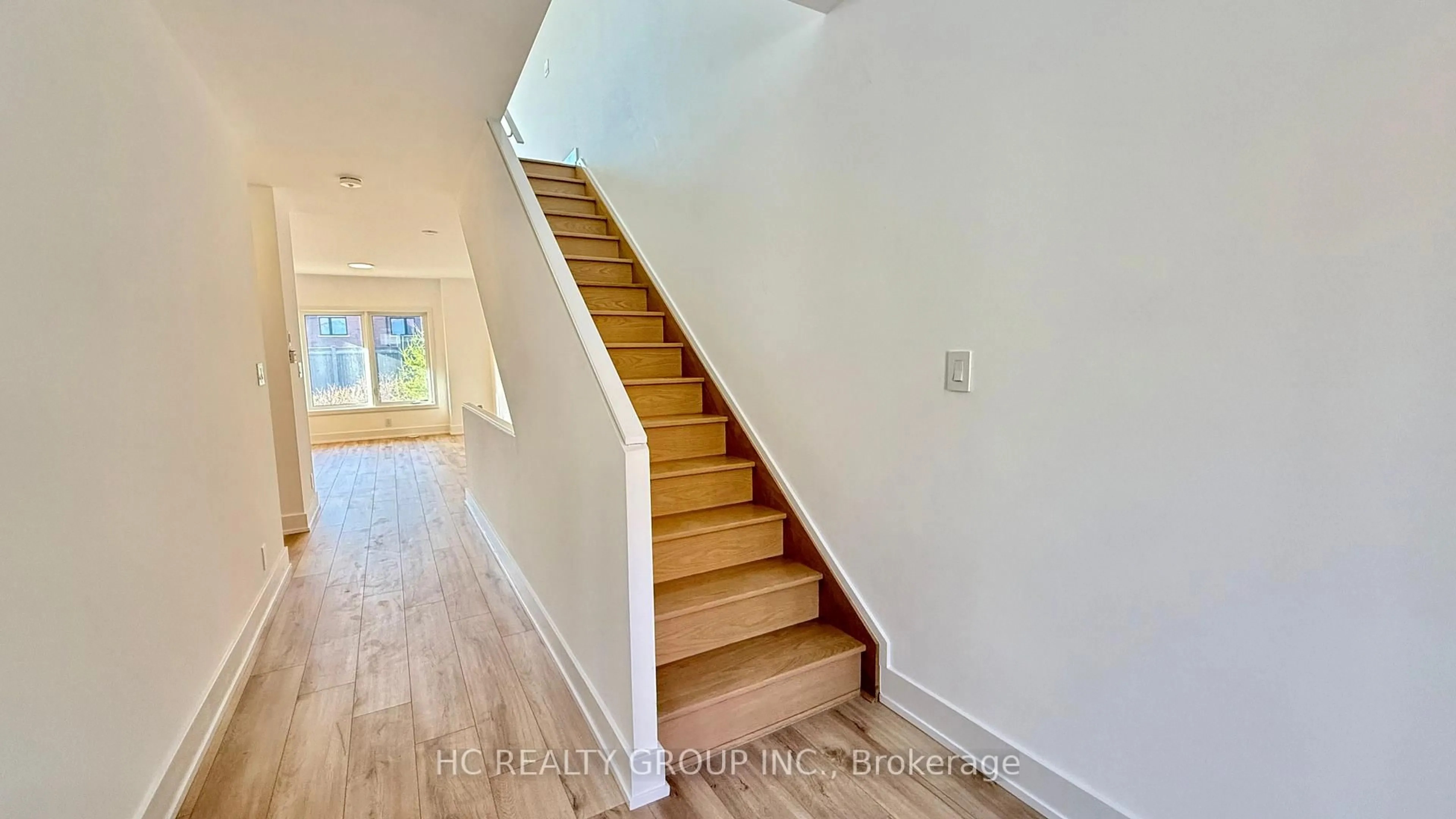 Stairs for 6 Chestnut Crt, Aurora Ontario L4G 4A4