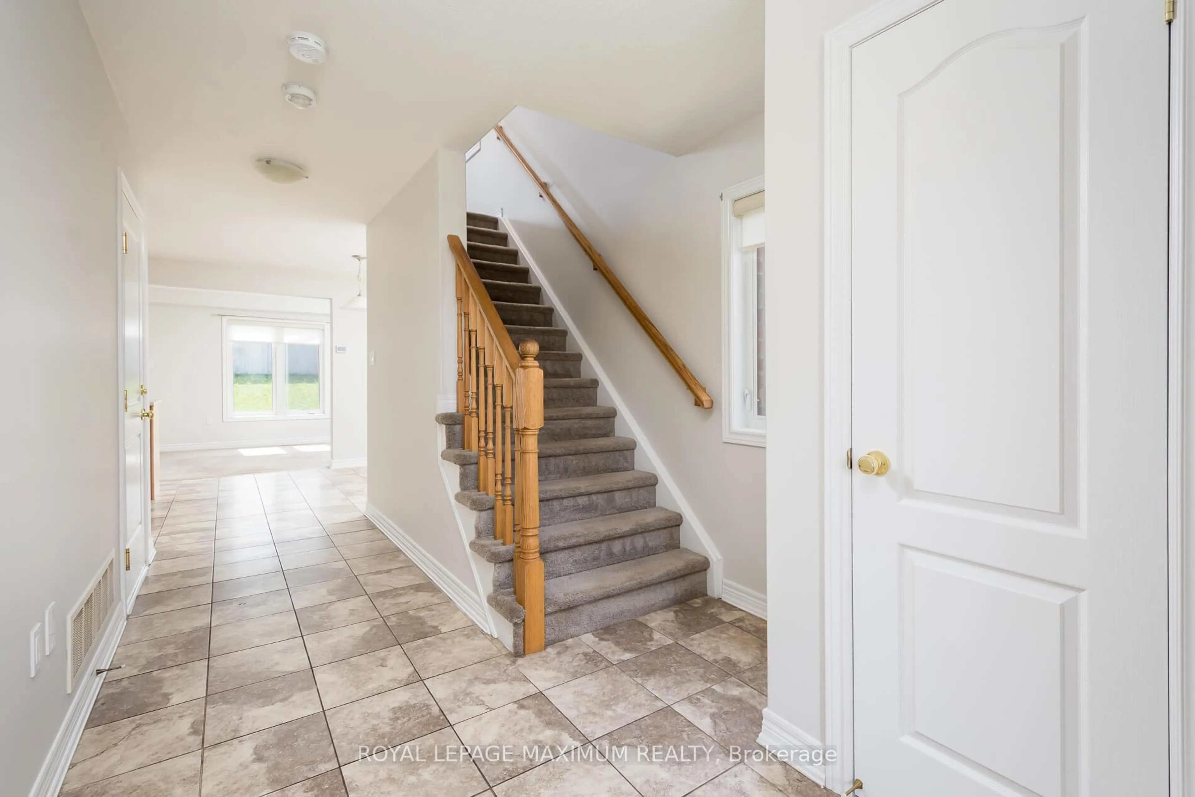 Indoor foyer for 137 Hutchinson Dr, New Tecumseth Ontario L9R 0P6