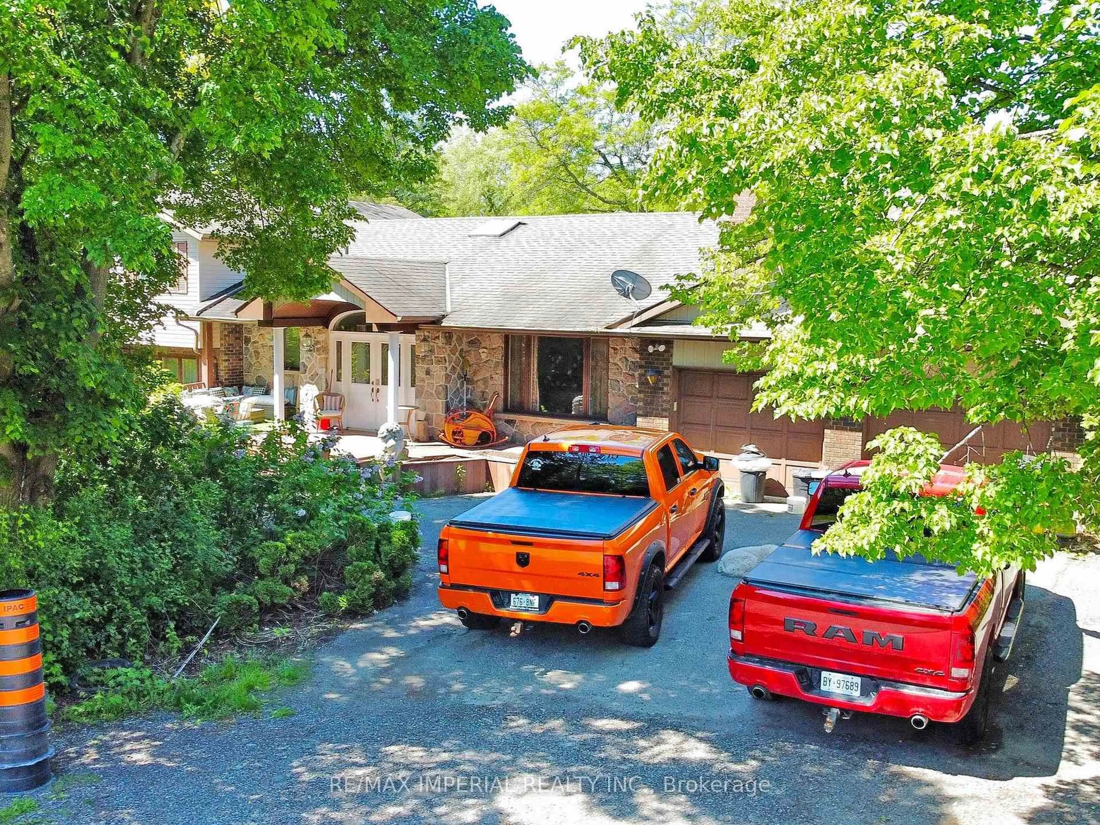 A pic from outside/outdoor area/front of a property/back of a property/a pic from drone, street for 22 Ratcliff Rd, Whitchurch-Stouffville Ontario L4A 7X5