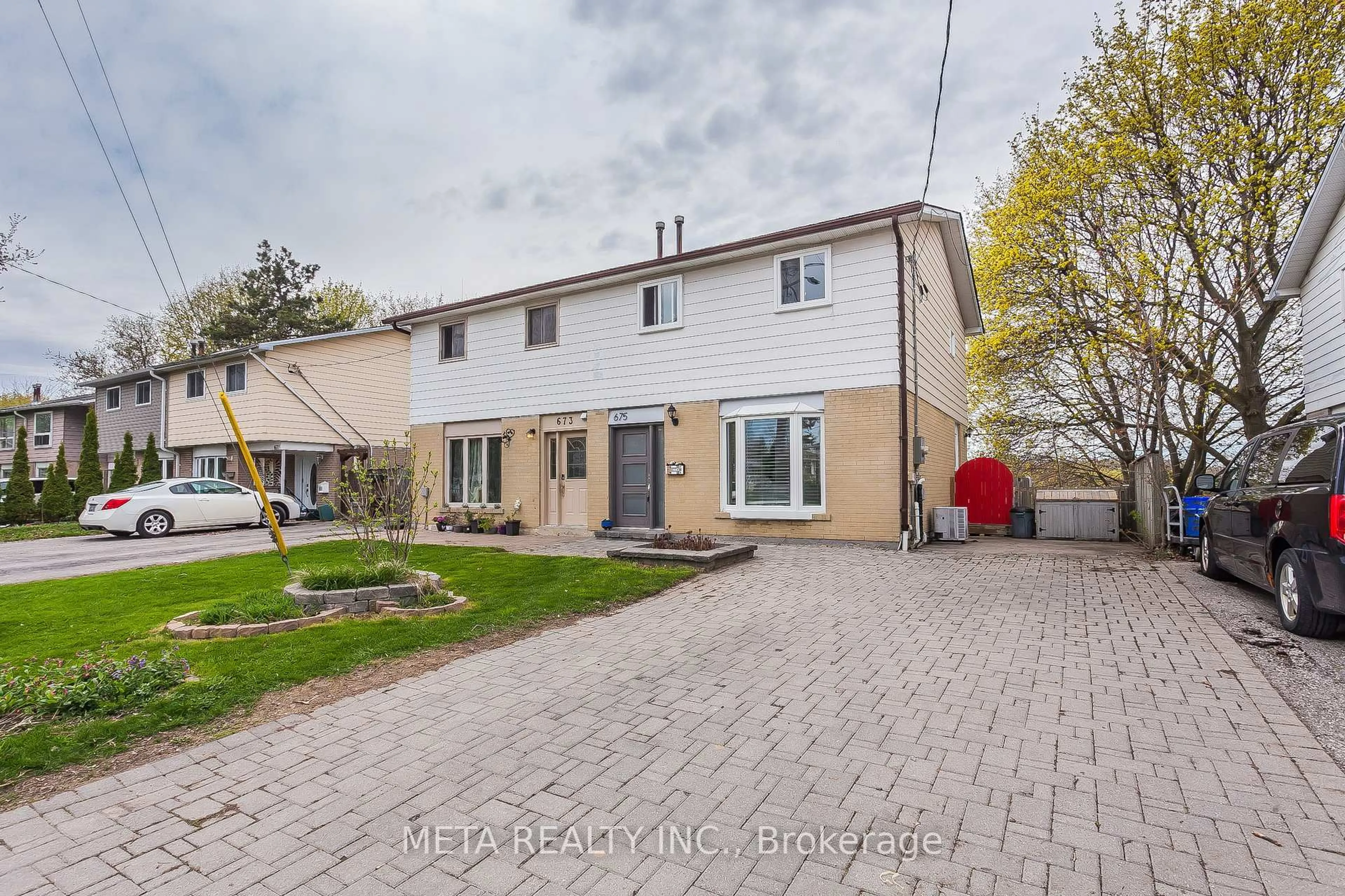 A pic from outside/outdoor area/front of a property/back of a property/a pic from drone, street for 675 Mountview Pl, Newmarket Ontario L3Y 3P8