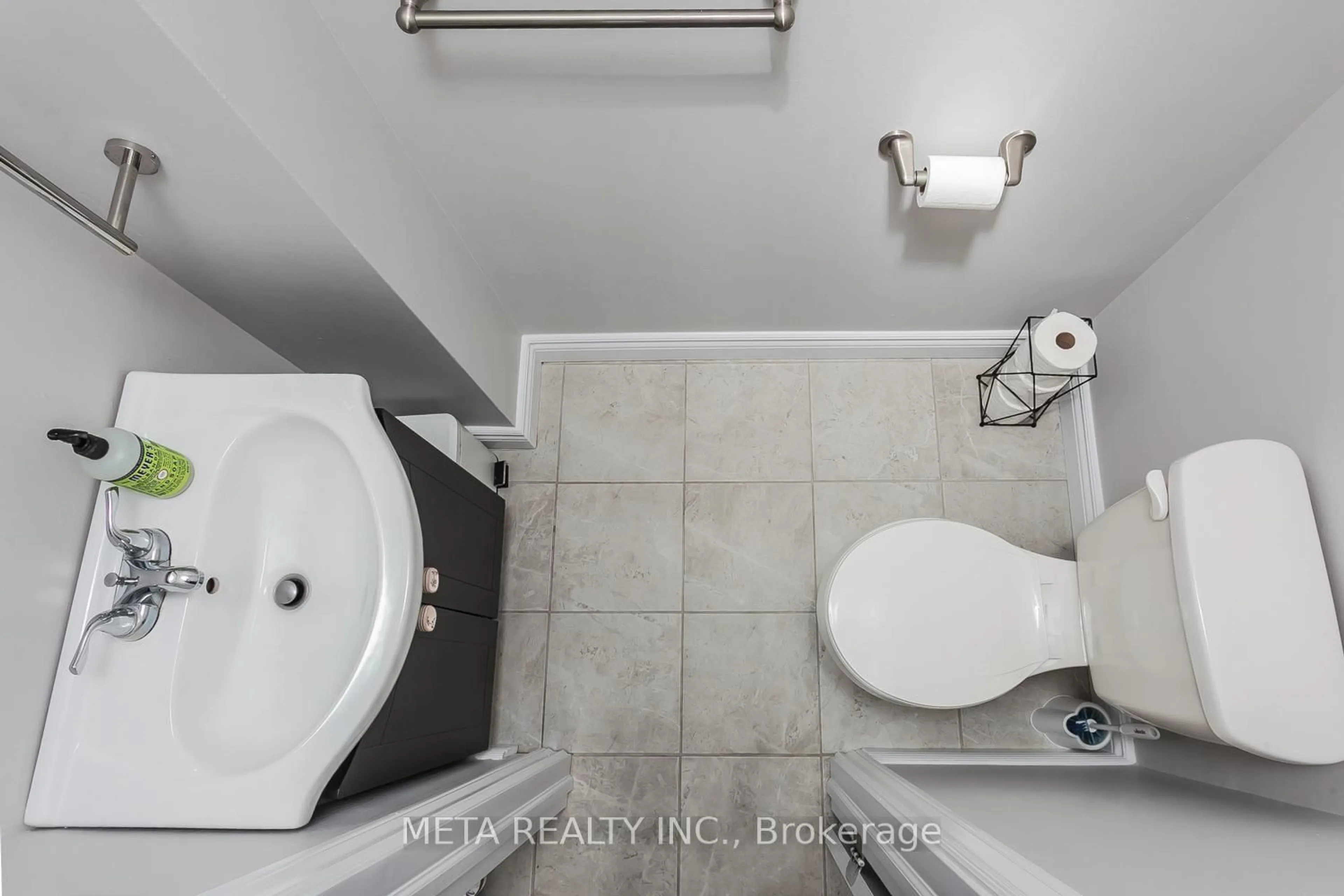 Standard bathroom, ceramic/tile floor for 675 Mountview Pl, Newmarket Ontario L3Y 3P8