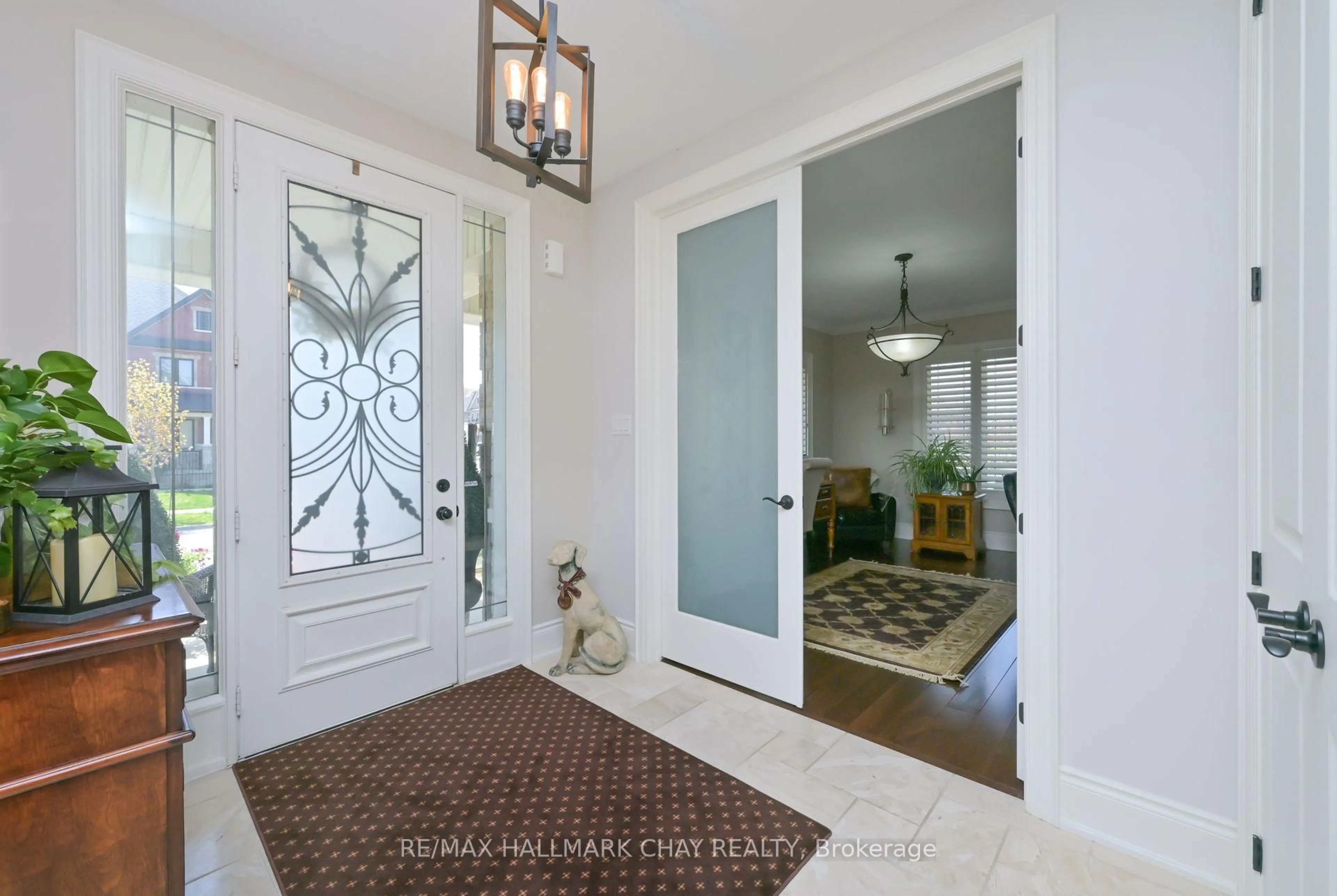 Indoor entryway for 221 8th Ave, New Tecumseth Ontario L9R 0H8