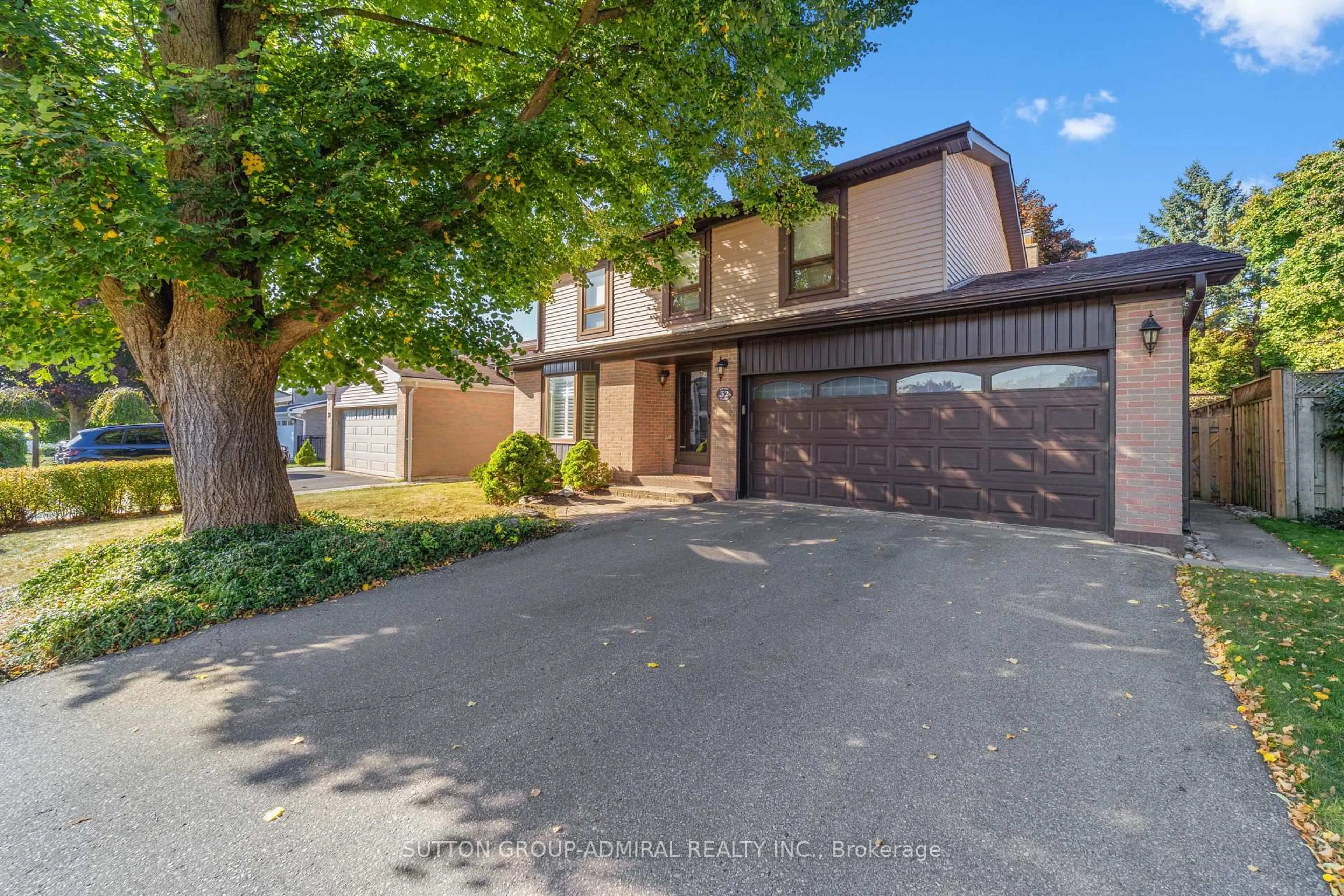 A pic from outside/outdoor area/front of a property/back of a property/a pic from drone, street for 32 Mayvern Cres, Richmond Hill Ontario L4C 5J6