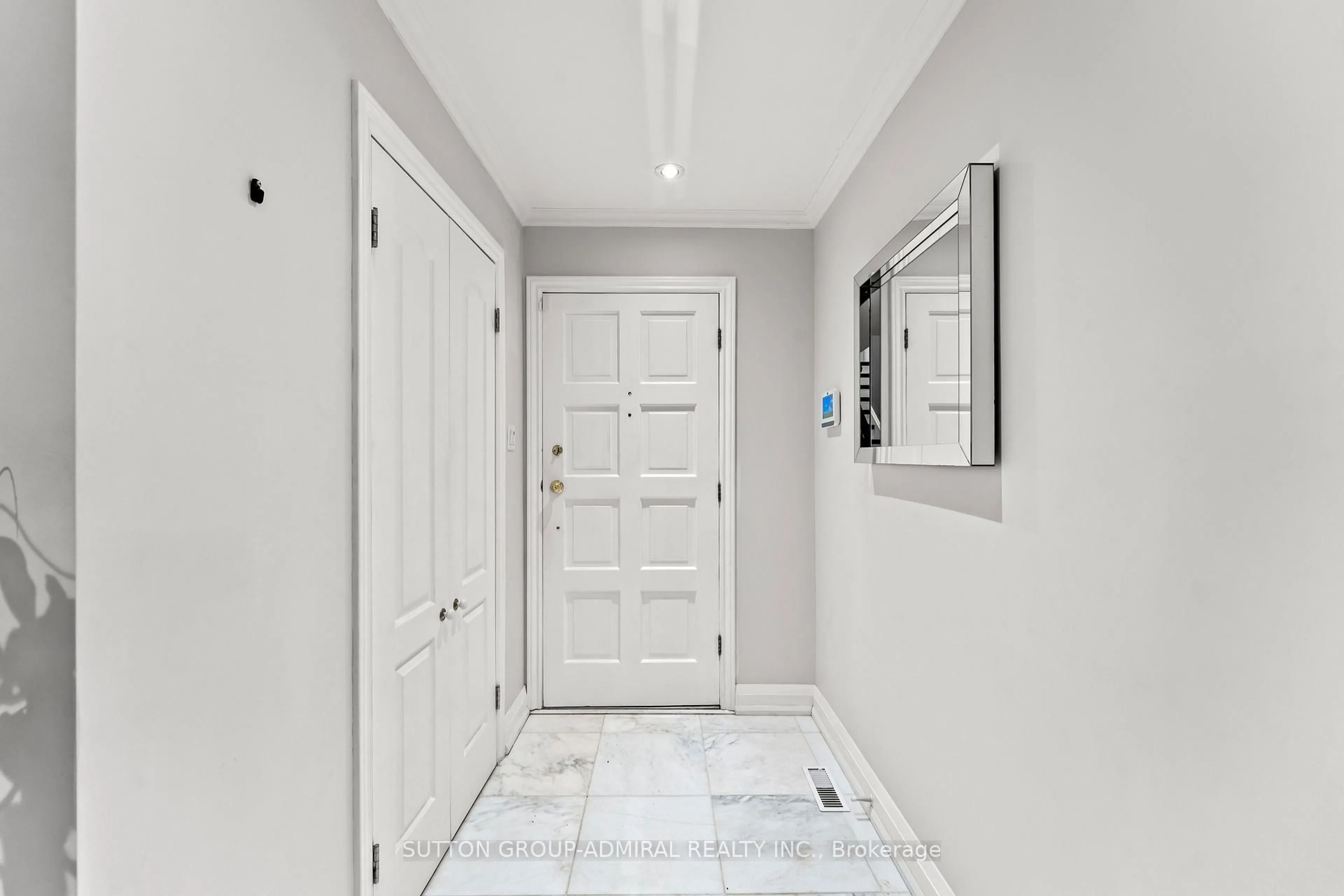 Indoor entryway for 32 Mayvern Cres, Richmond Hill Ontario L4C 5J6