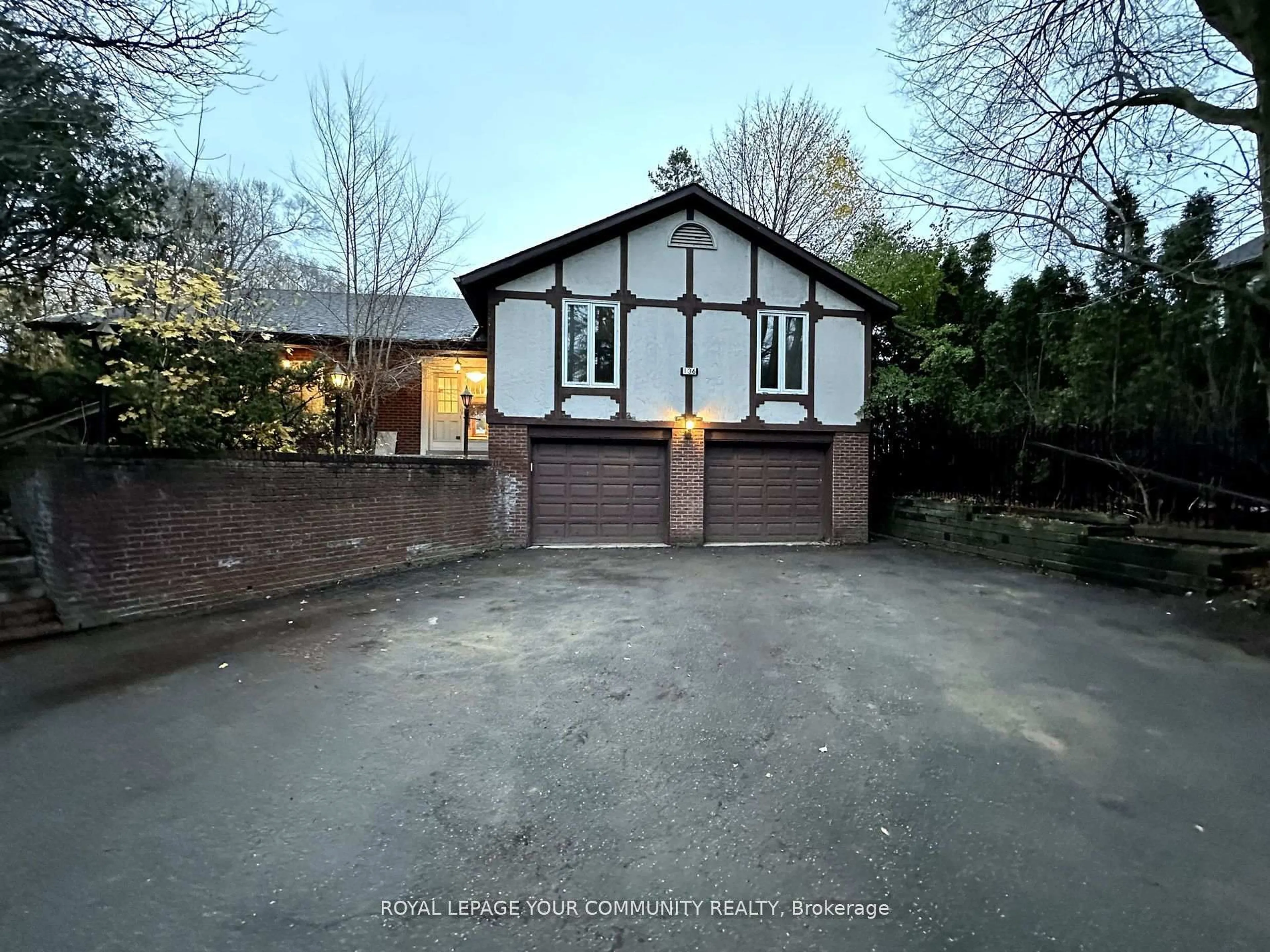 A pic from outside/outdoor area/front of a property/back of a property/a pic from drone, street for 136 Arnold Cres, Richmond Hill Ontario L4C 3R8