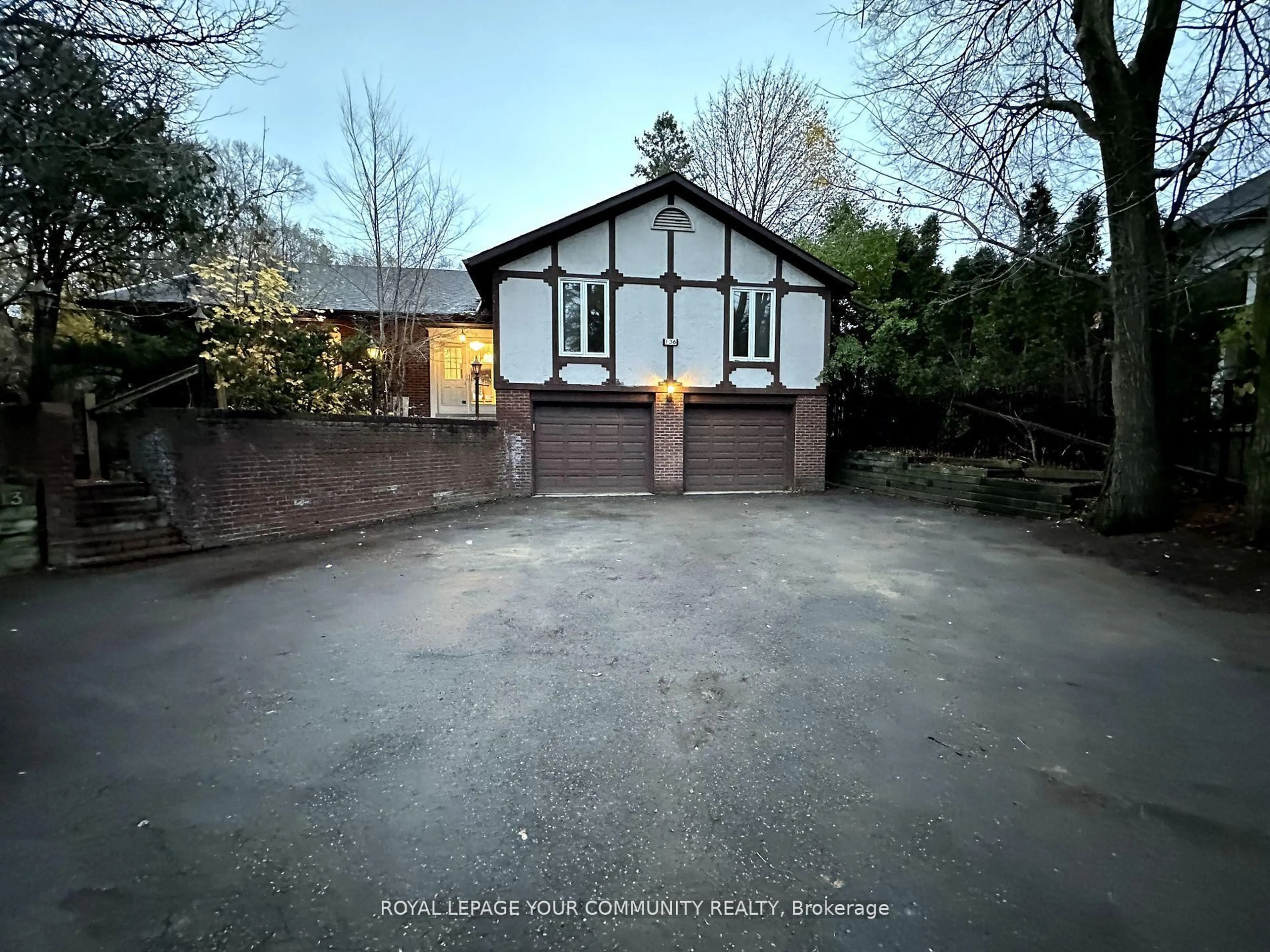 A pic from outside/outdoor area/front of a property/back of a property/a pic from drone, street for 136 Arnold Cres, Richmond Hill Ontario L4C 3R8
