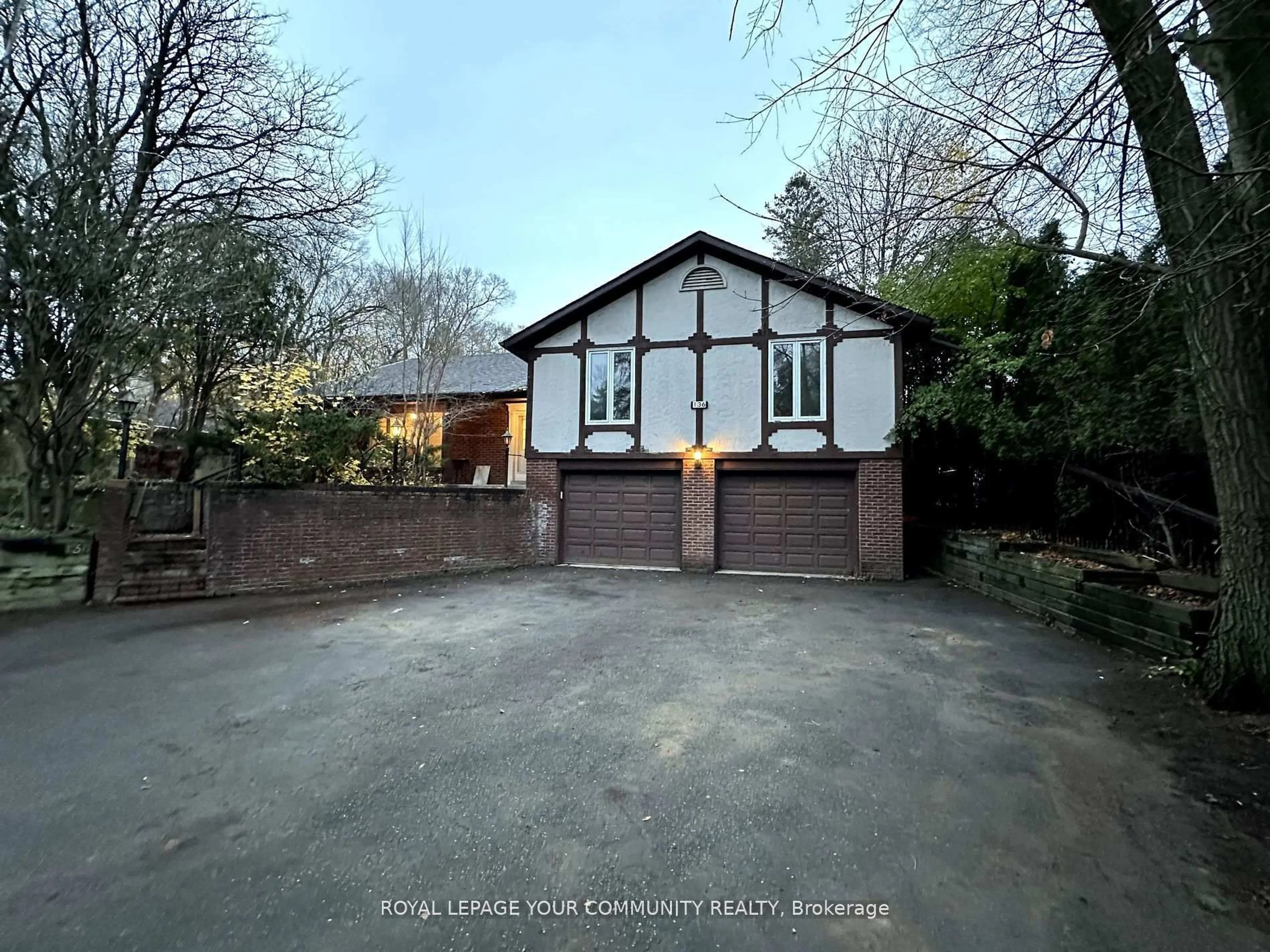 A pic from outside/outdoor area/front of a property/back of a property/a pic from drone, street for 136 Arnold Cres, Richmond Hill Ontario L4C 3R8