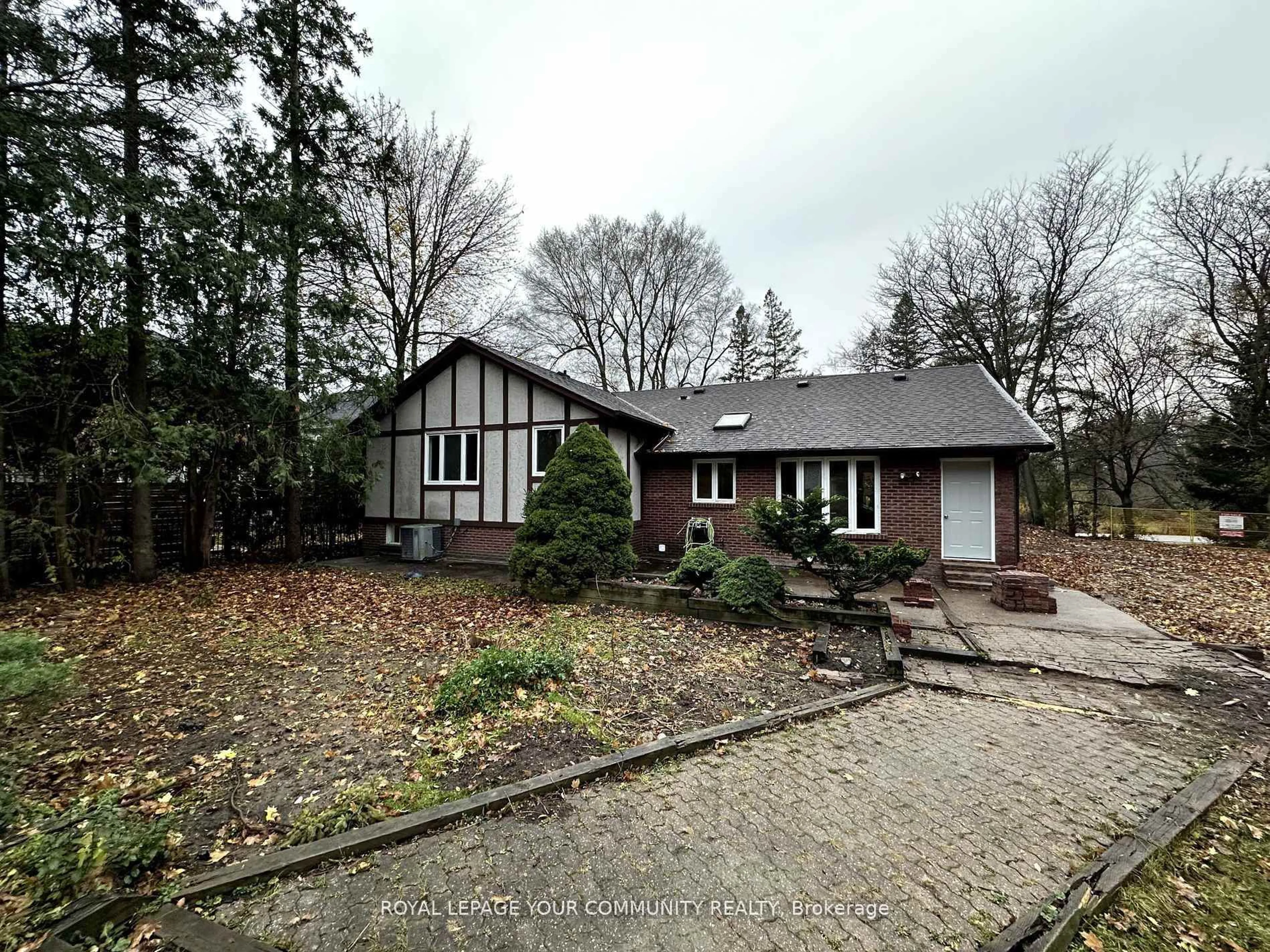 A pic from outside/outdoor area/front of a property/back of a property/a pic from drone, street for 136 Arnold Cres, Richmond Hill Ontario L4C 3R8