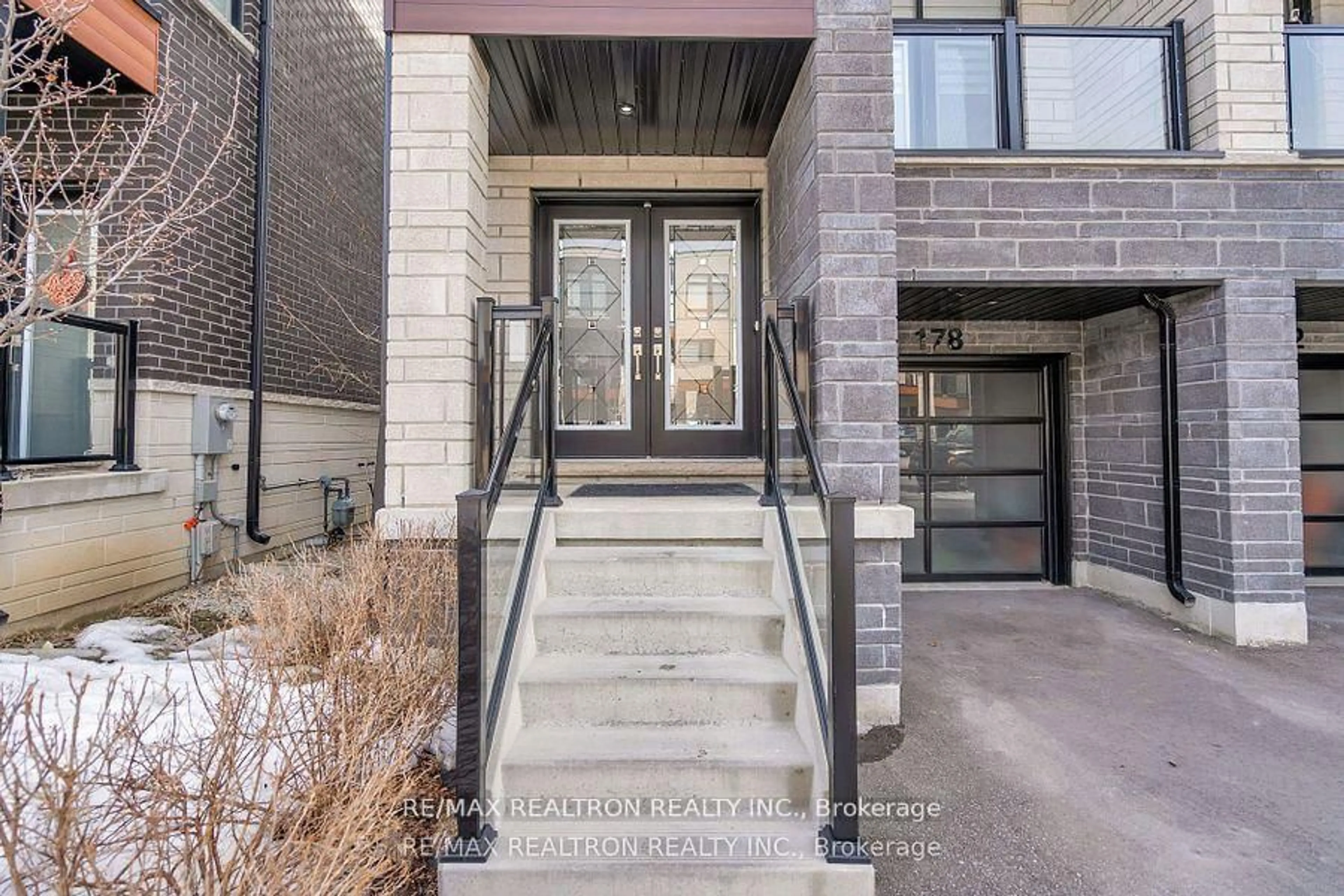 Indoor entryway for 178 Golden Tr, Vaughan Ontario L6A 5A1