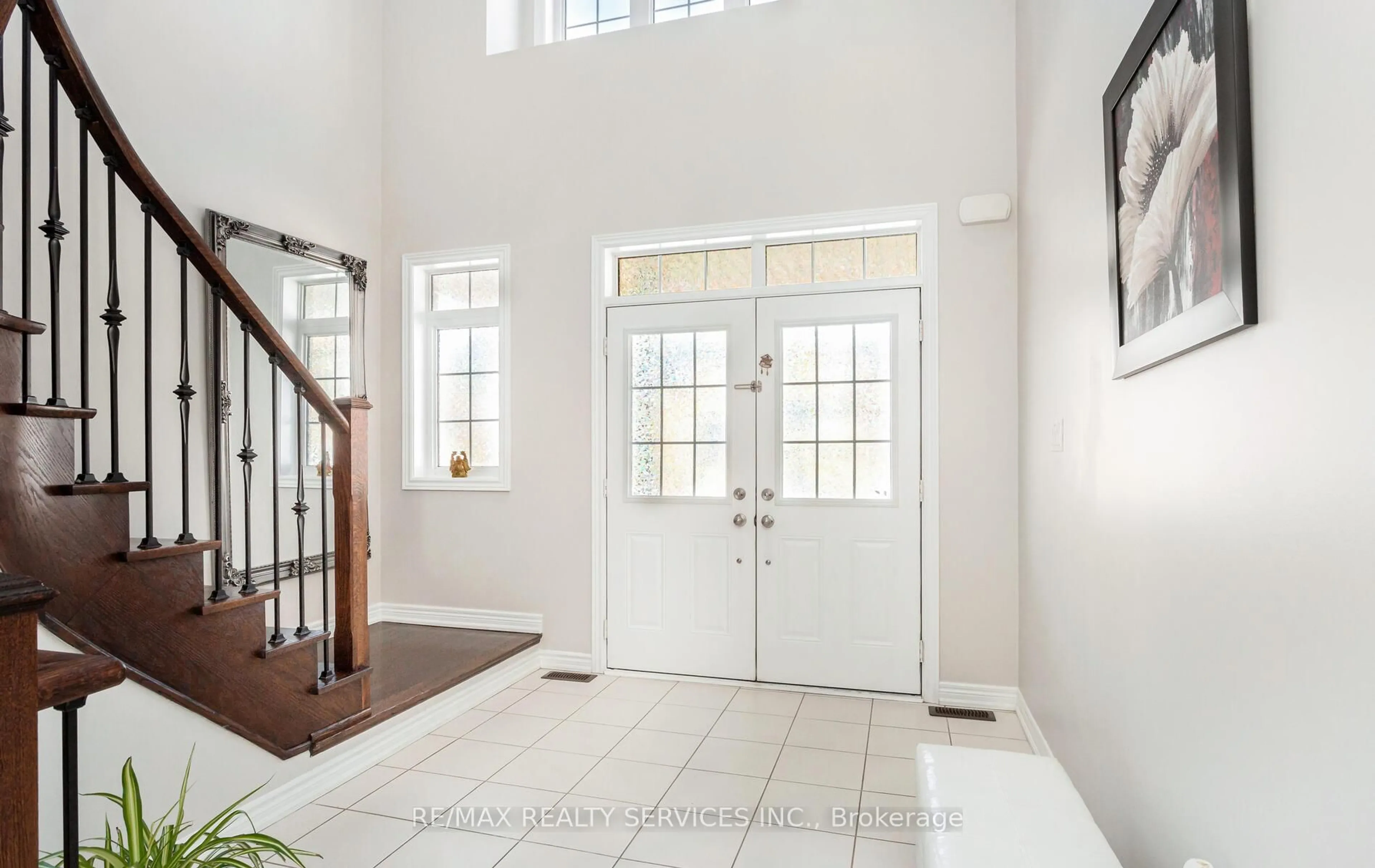 Indoor entryway for 153 Algoma Dr, Vaughan Ontario L4H 4H1