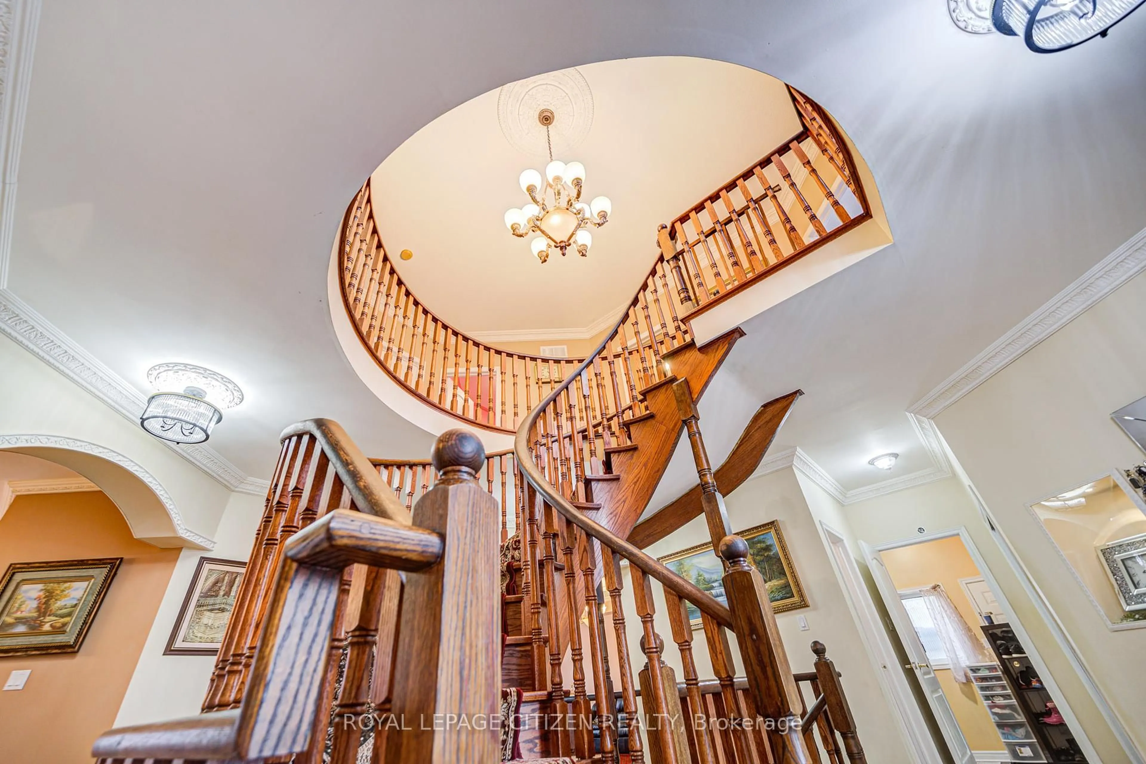 Indoor foyer for 180 Kimber Cres, Vaughan Ontario L4L 9K3