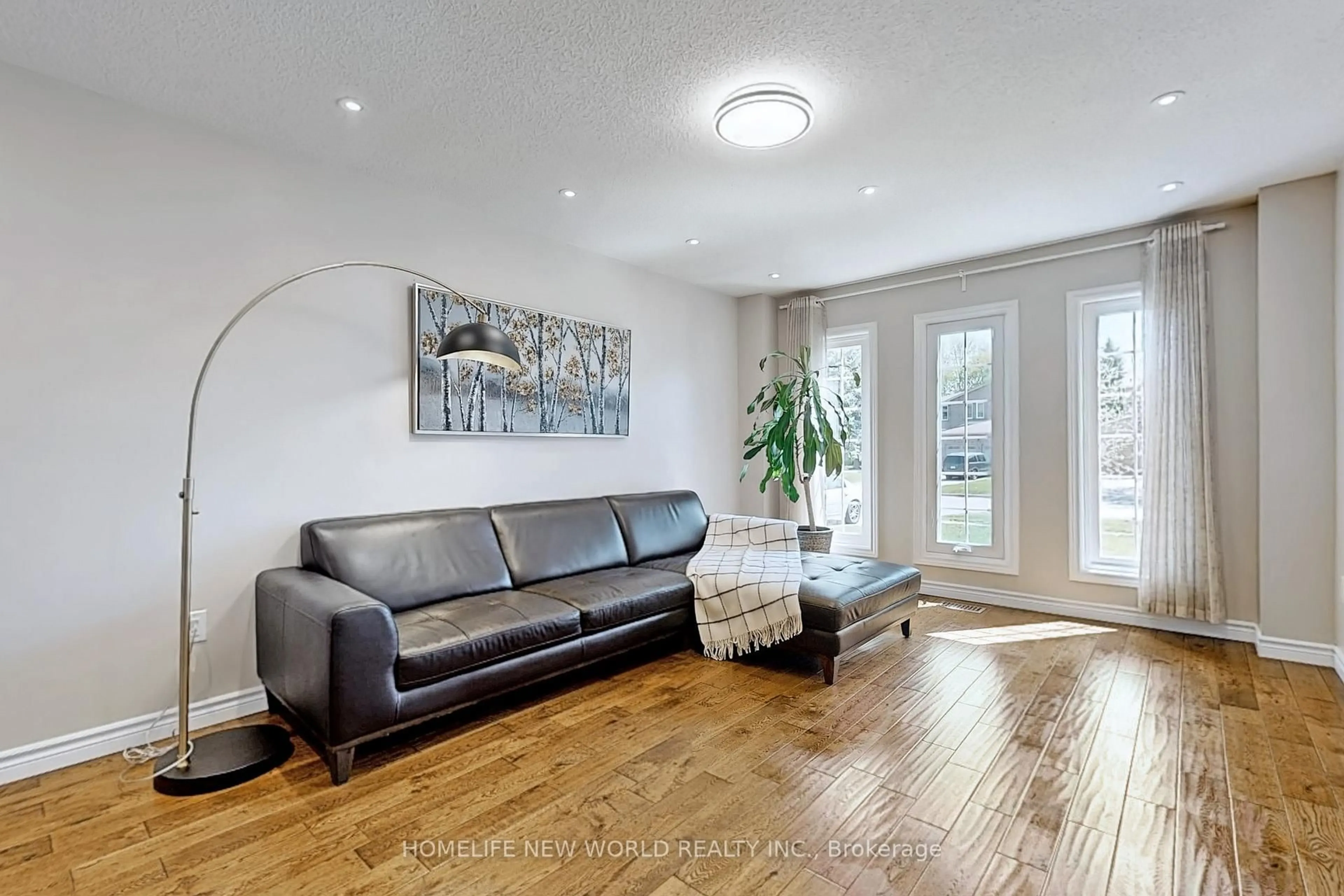 Living room with furniture, wood/laminate floor for 396 Dorchester St, Newmarket Ontario L3Y 7Z3