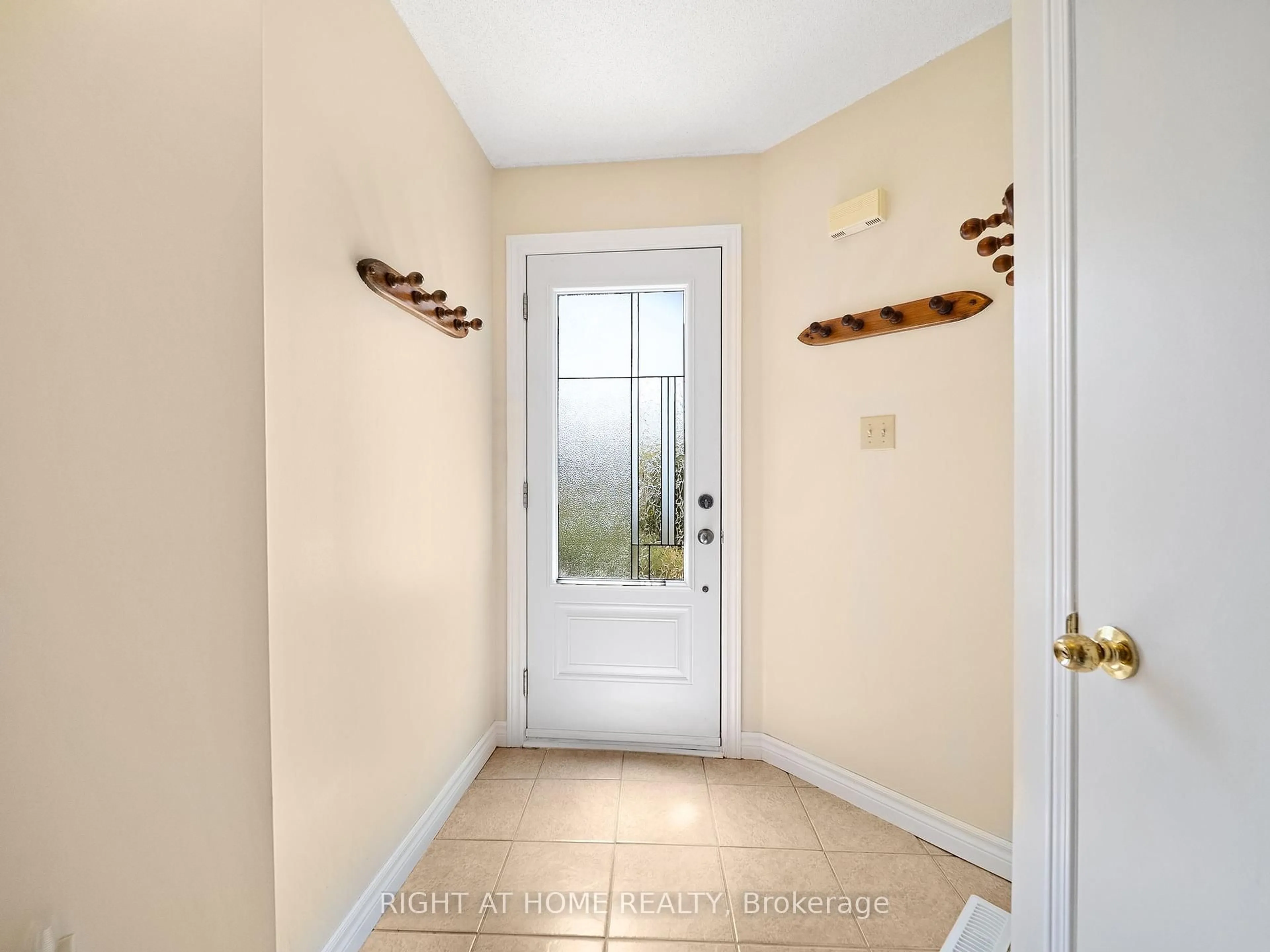 Indoor entryway for 1150 Inniswood St, Innisfil Ontario L9S 1X9
