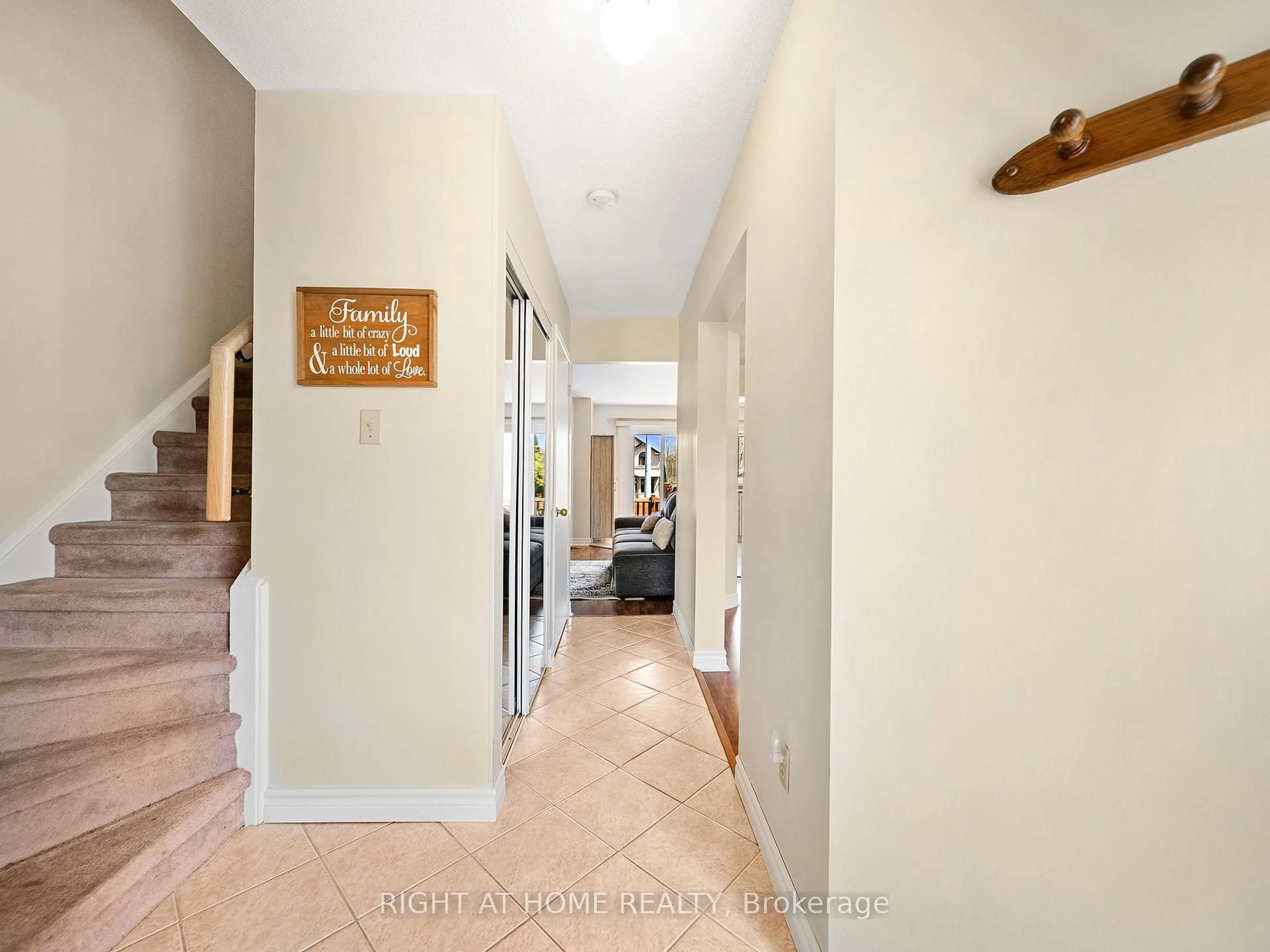 Indoor foyer for 1150 Inniswood St, Innisfil Ontario L9S 1X9