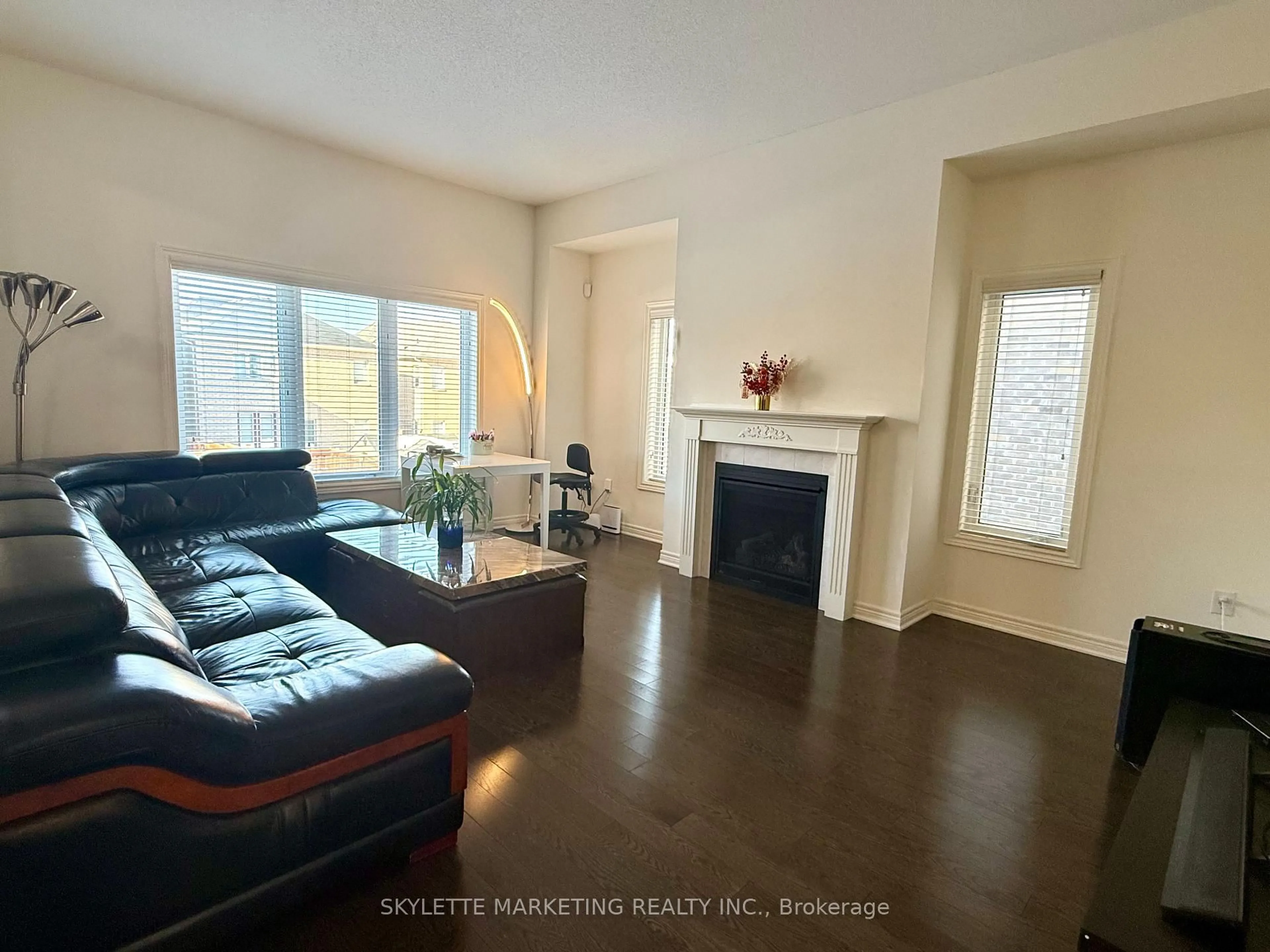 Living room with furniture, unknown for 10 MaryWilson Crt, East Gwillimbury Ontario L9N 0P5