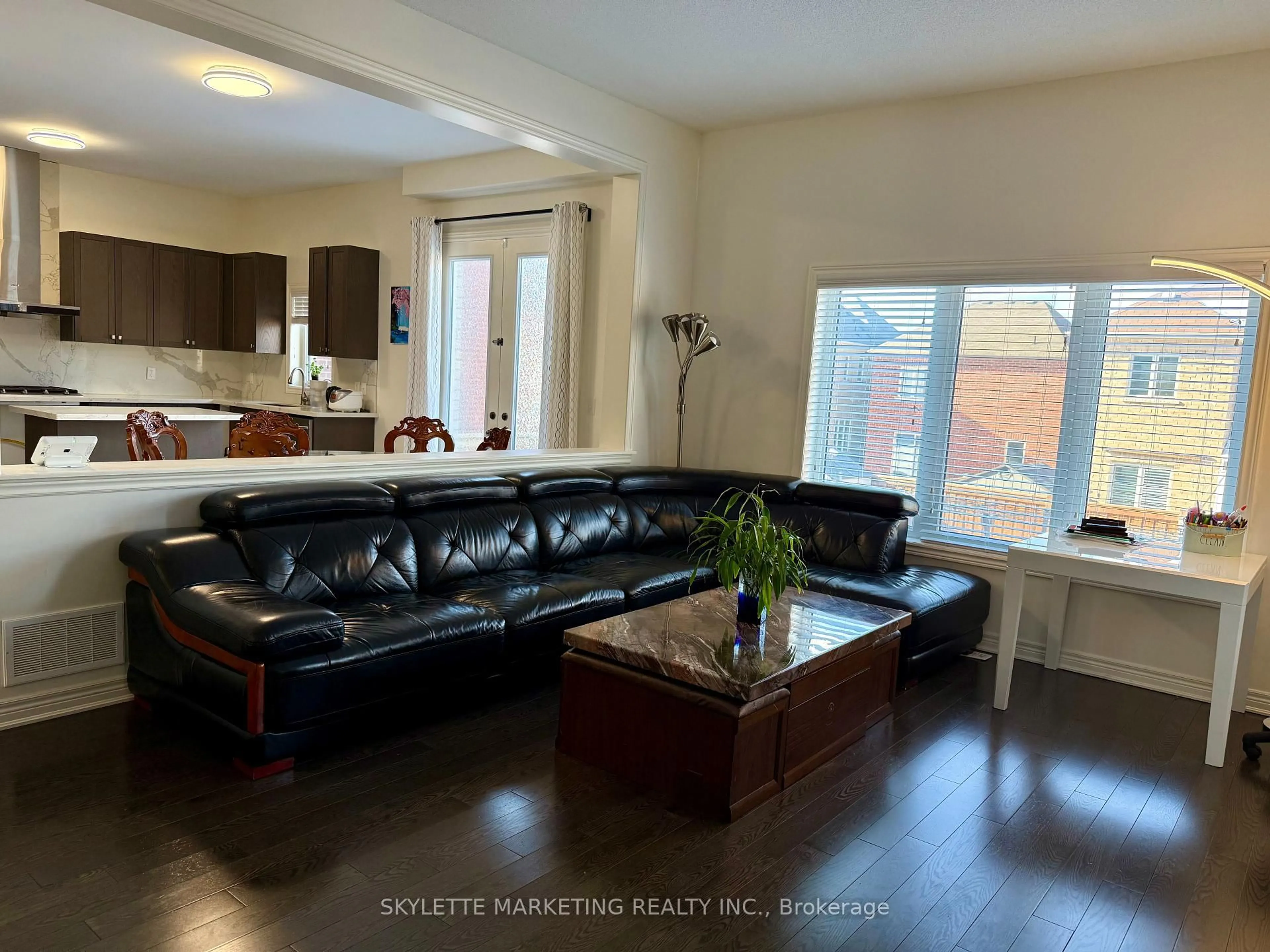 Living room with furniture, unknown for 10 MaryWilson Crt, East Gwillimbury Ontario L9N 0P5