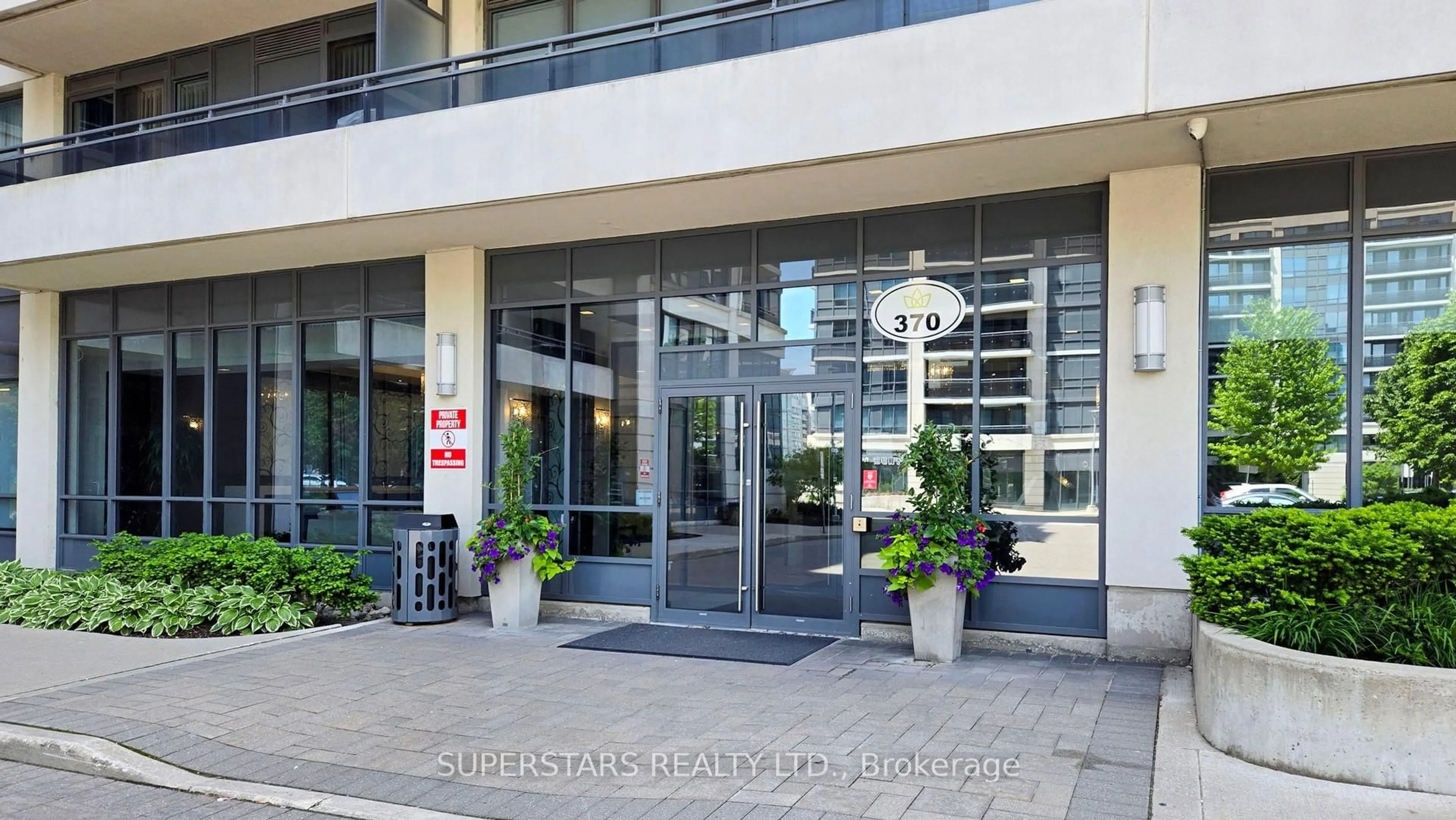 Indoor foyer for 370 Highway 7 Ave #Ph02, Richmond Hill Ontario L4B 0C4