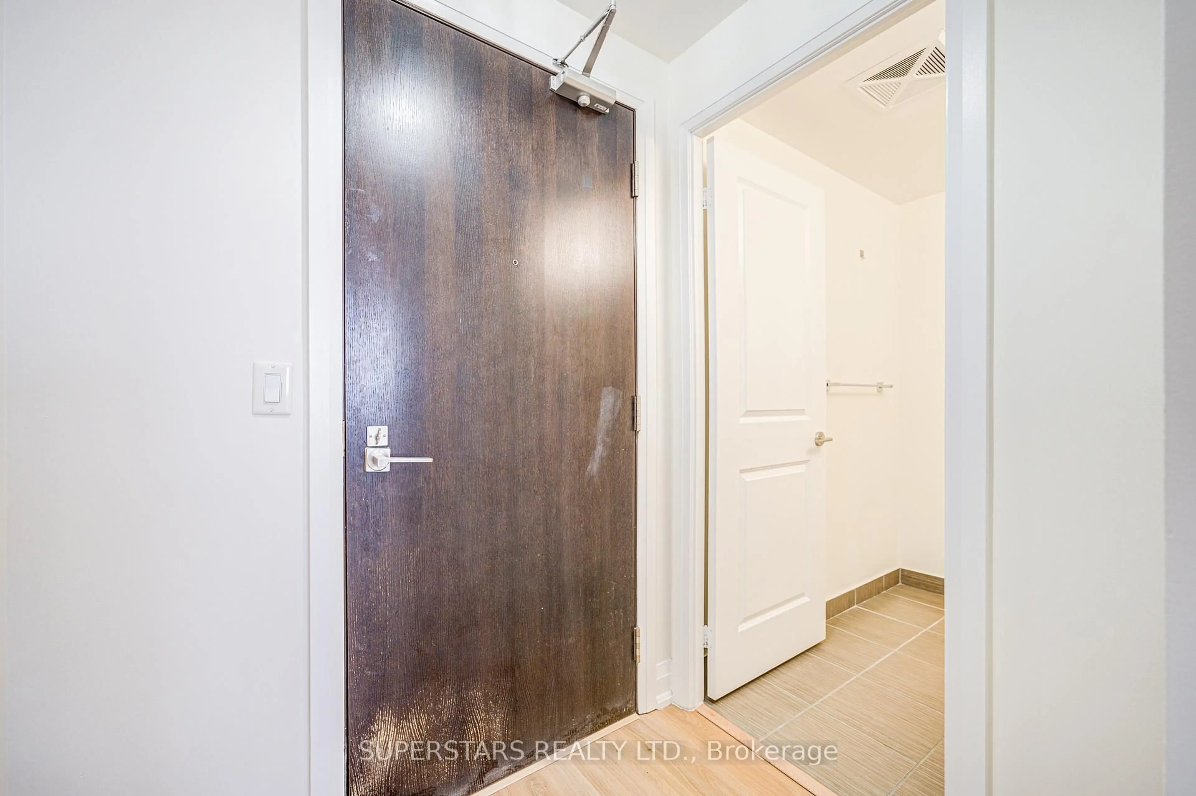 Indoor entryway for 370 Highway 7 Ave #Ph02, Richmond Hill Ontario L4B 0C4