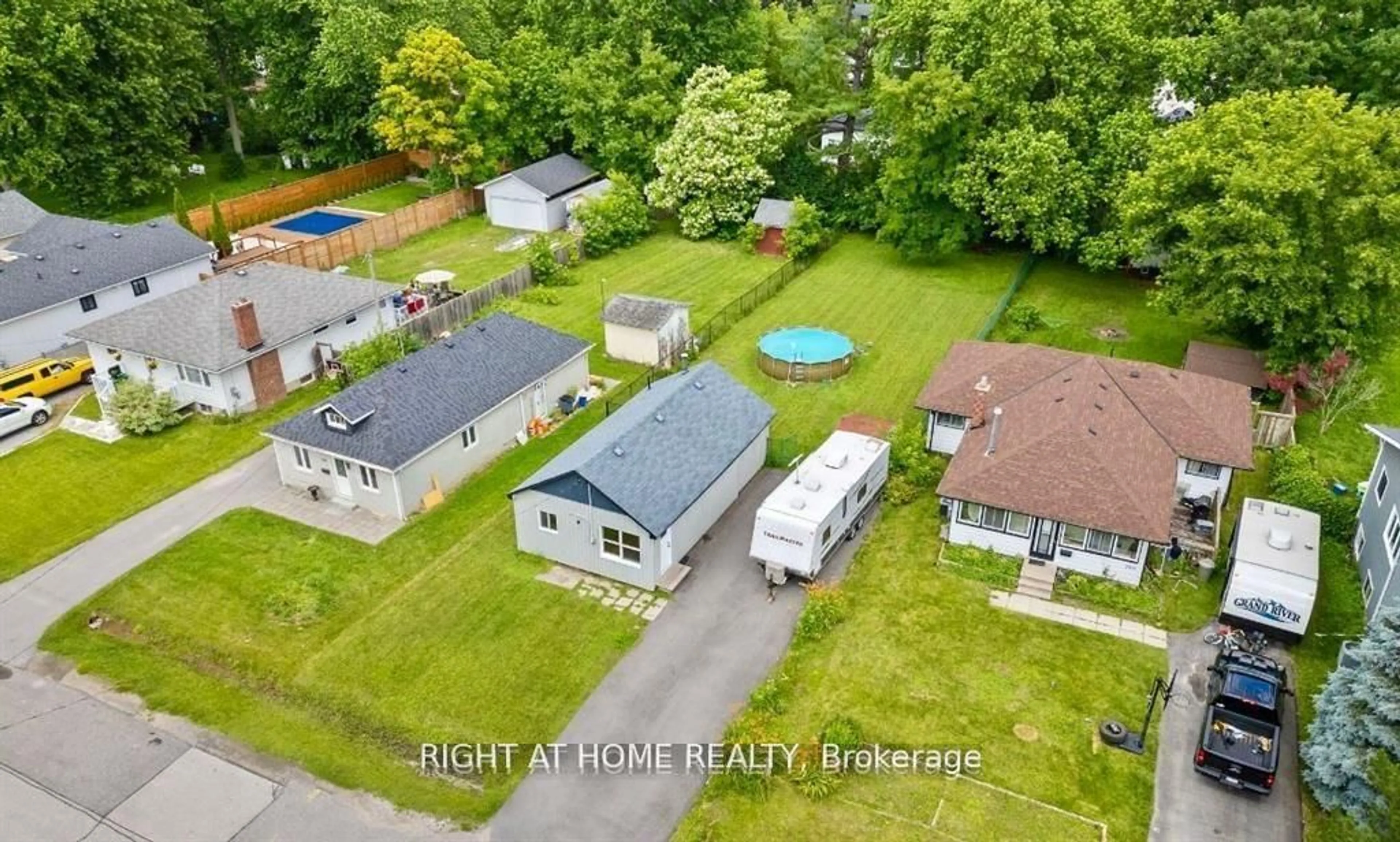 A pic from outside/outdoor area/front of a property/back of a property/a pic from drone, street for 208 Bayview Ave, Georgina Ontario L4P 2T2