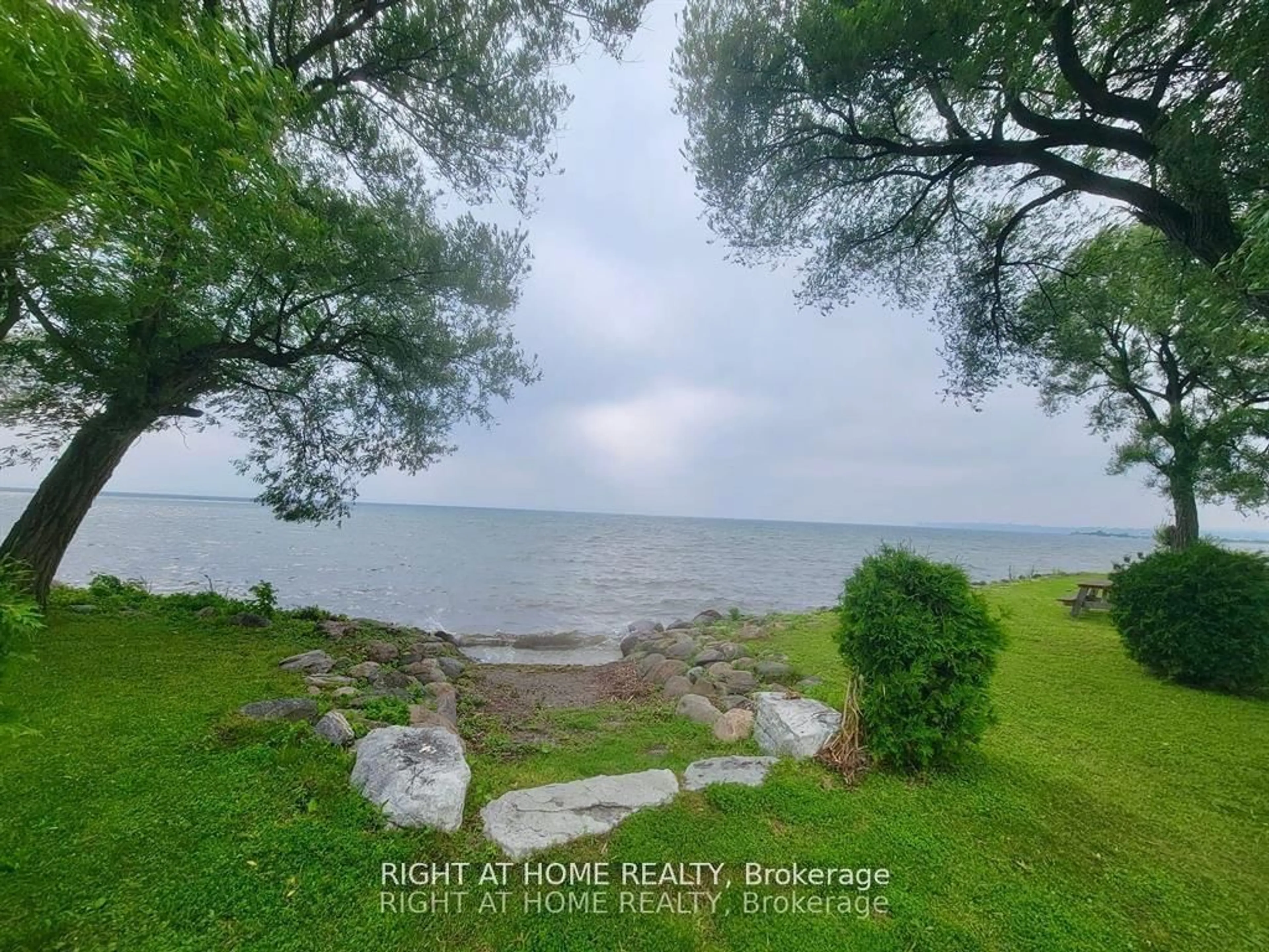Blurry image for 208 Bayview Ave, Georgina Ontario L4P 2T2