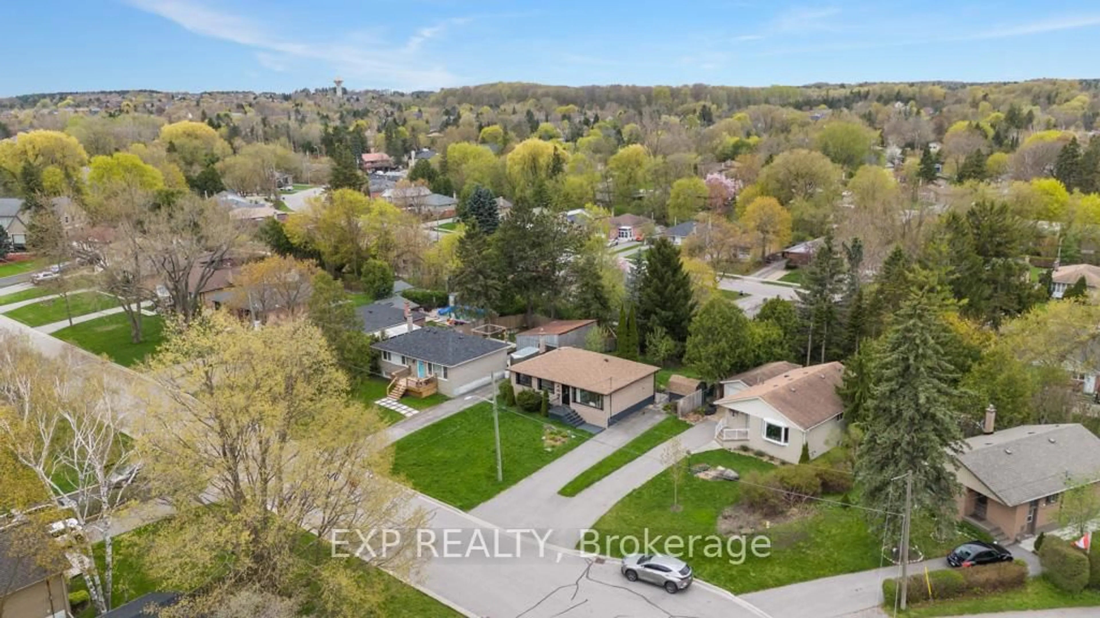 A pic from outside/outdoor area/front of a property/back of a property/a pic from drone, street for 14 Webster Dr, Aurora Ontario L4G 2A5