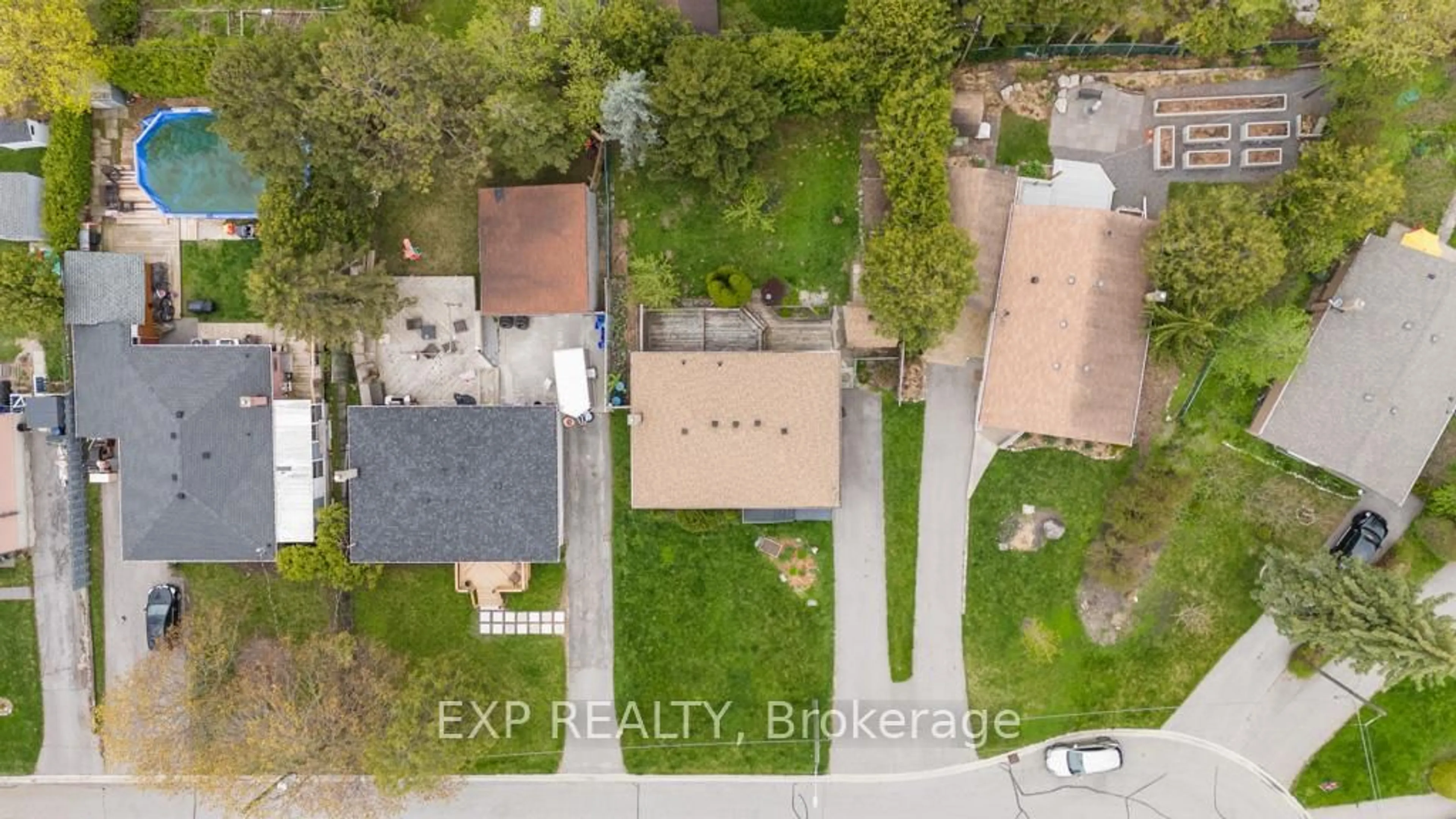 A pic from outside/outdoor area/front of a property/back of a property/a pic from drone, street for 14 Webster Dr, Aurora Ontario L4G 2A5