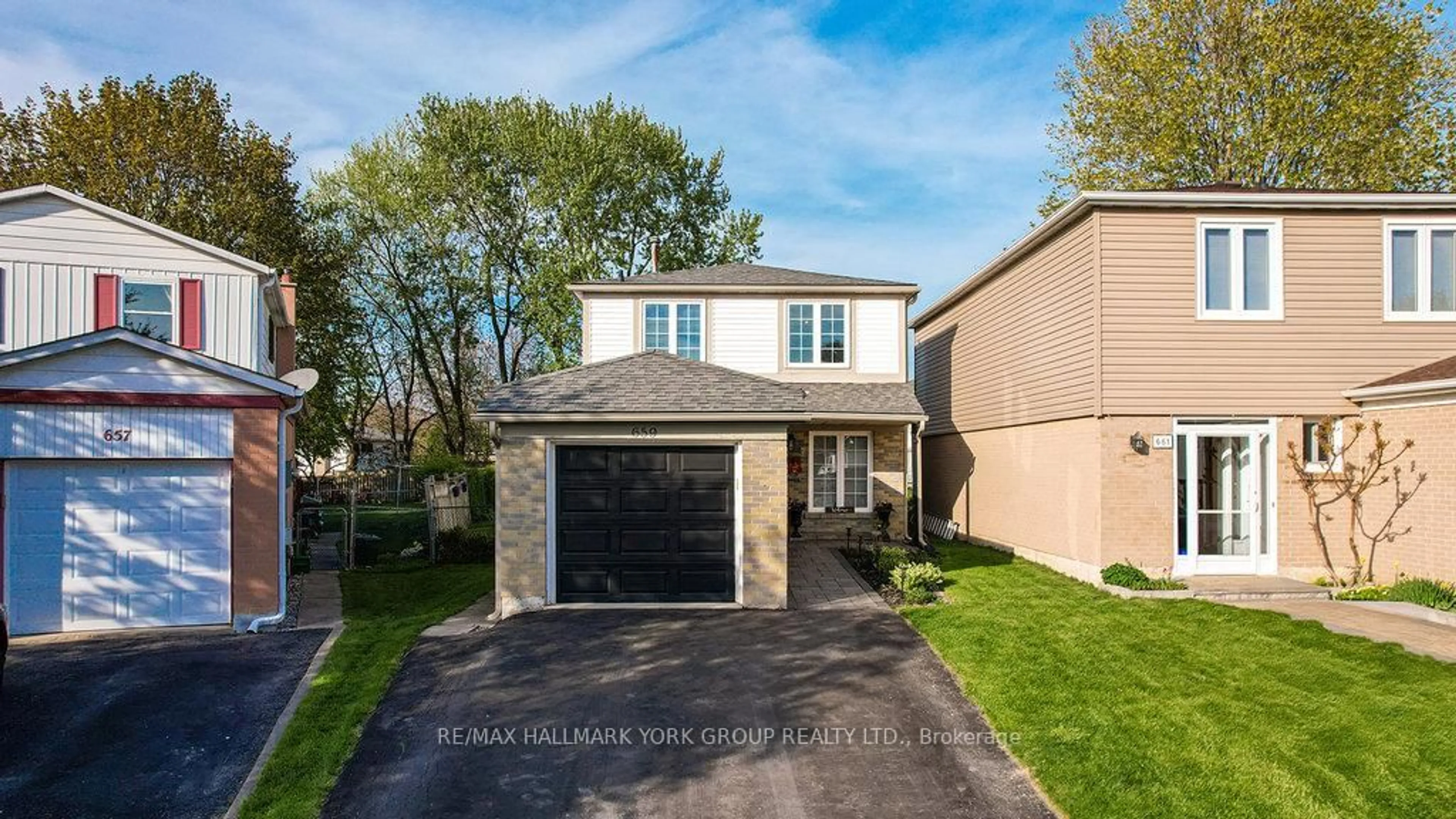 Home with brick exterior material, street for 659 Gibson Crt, Newmarket Ontario L3Y 4Z5