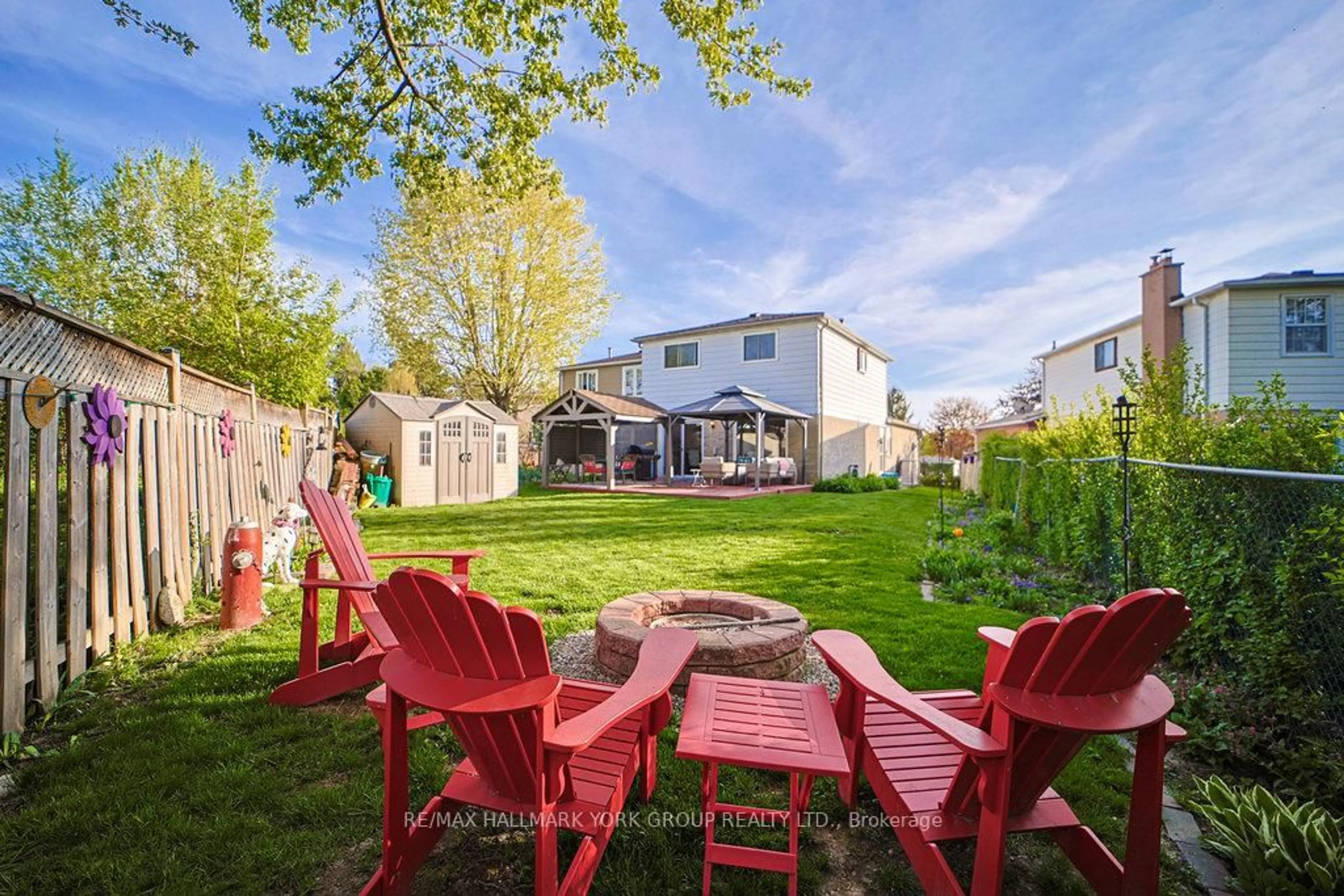 Patio, street for 659 Gibson Crt, Newmarket Ontario L3Y 4Z5